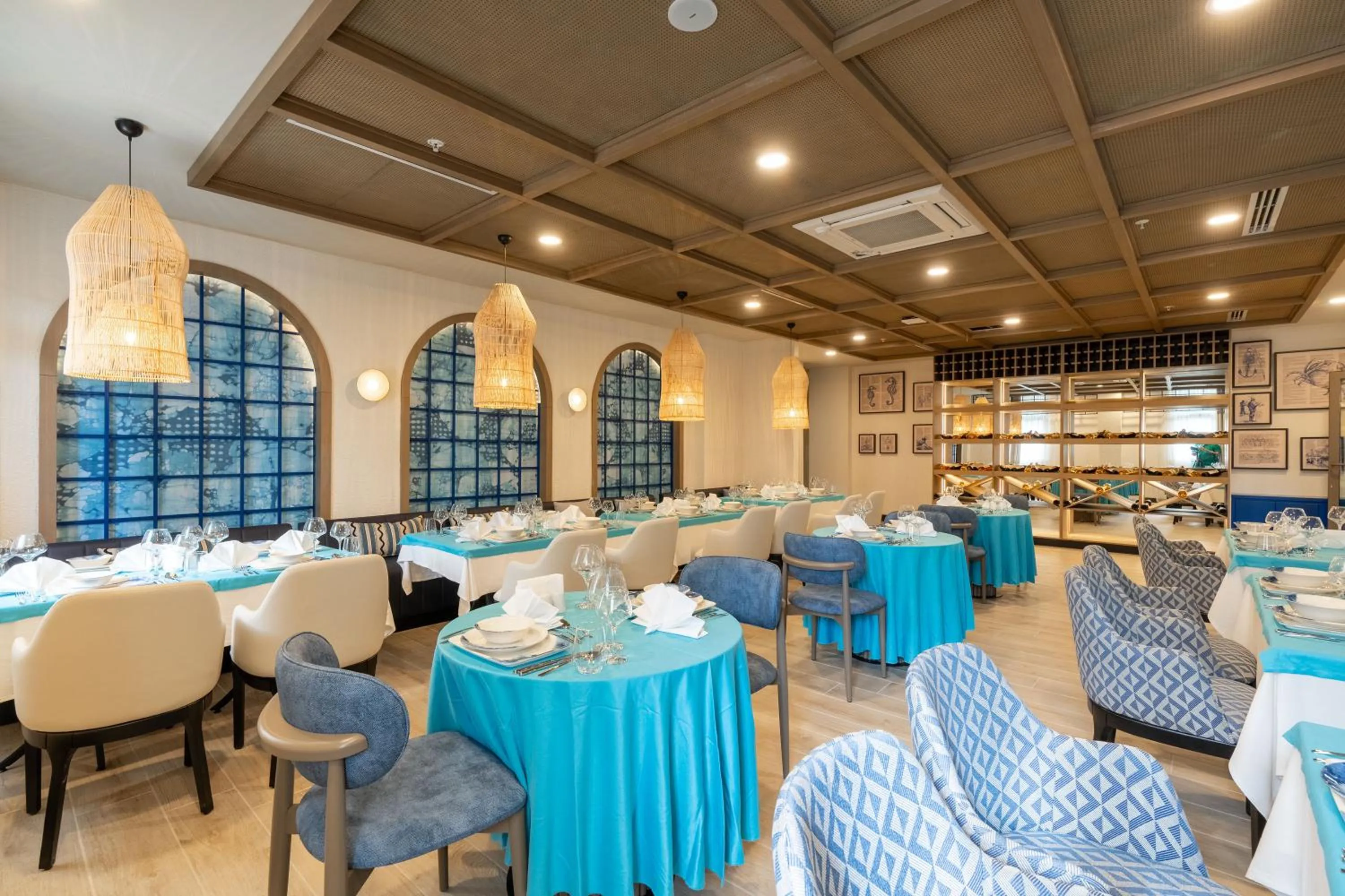 Restaurant/places to eat in Side Breeze Hotel