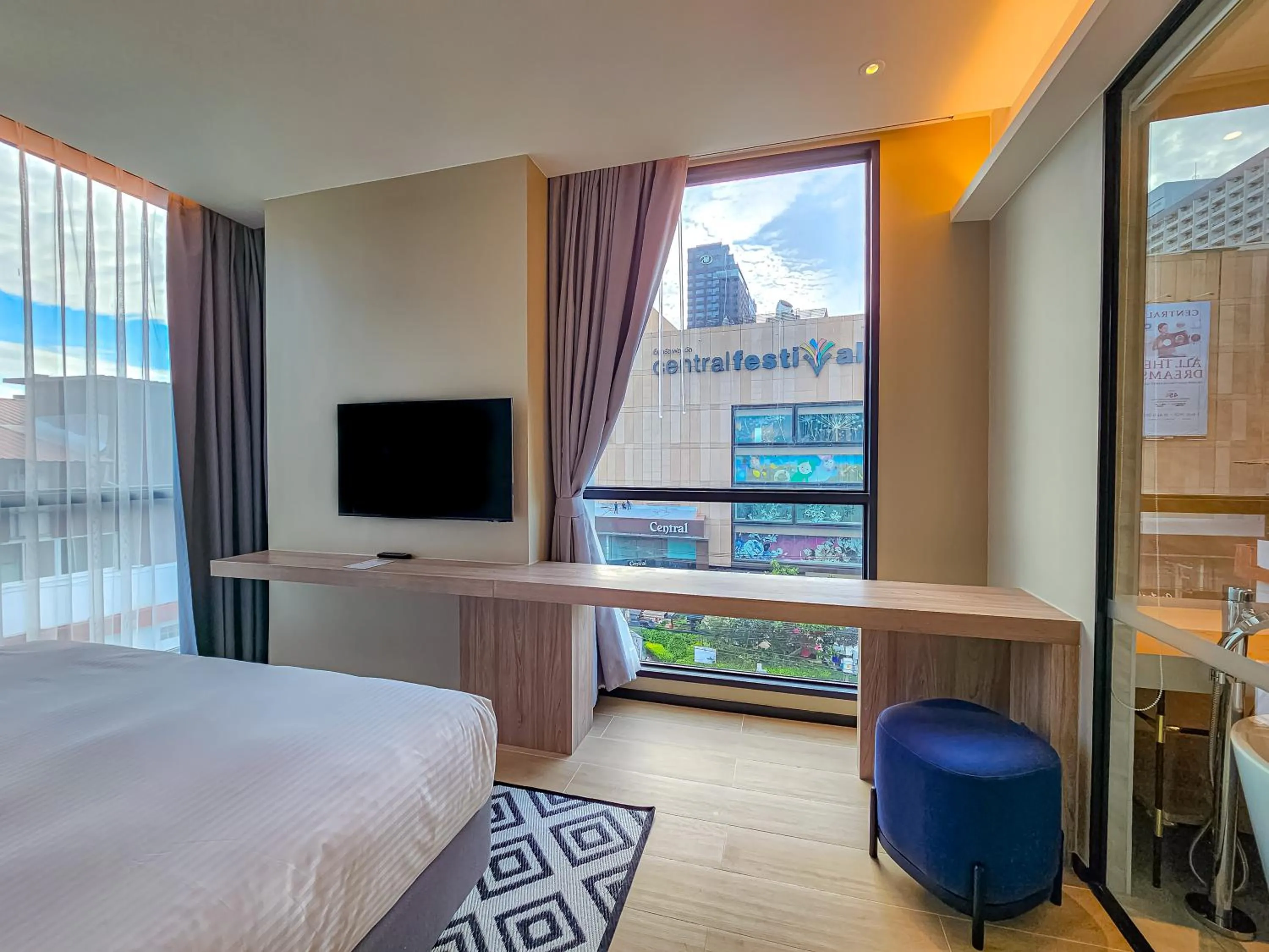 View (from property/room), Bed in Somerset Pattaya