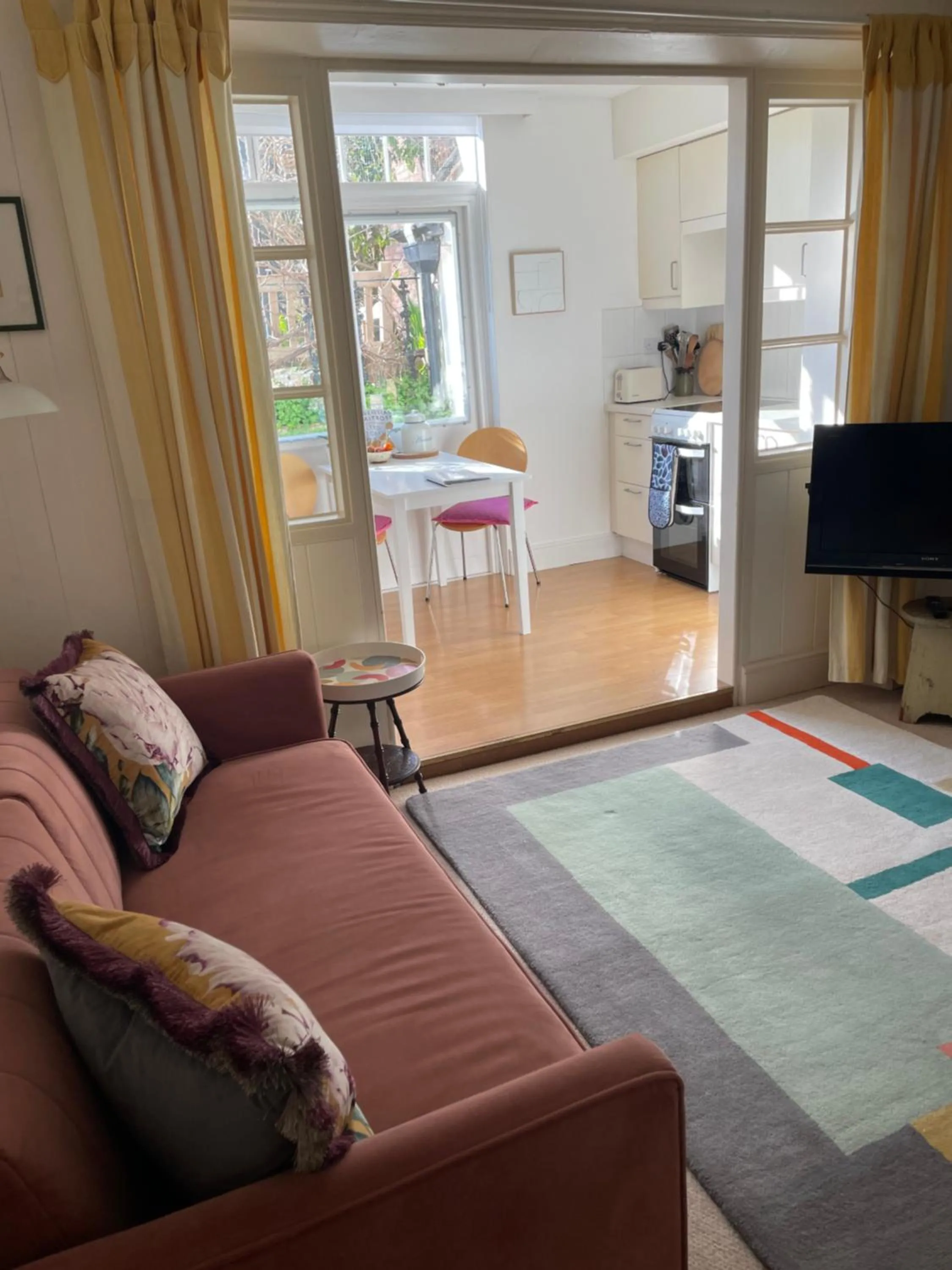 Spacious comfortable flat with free parking in East Finchley, Muswell Hill & close to Alexandra Palace