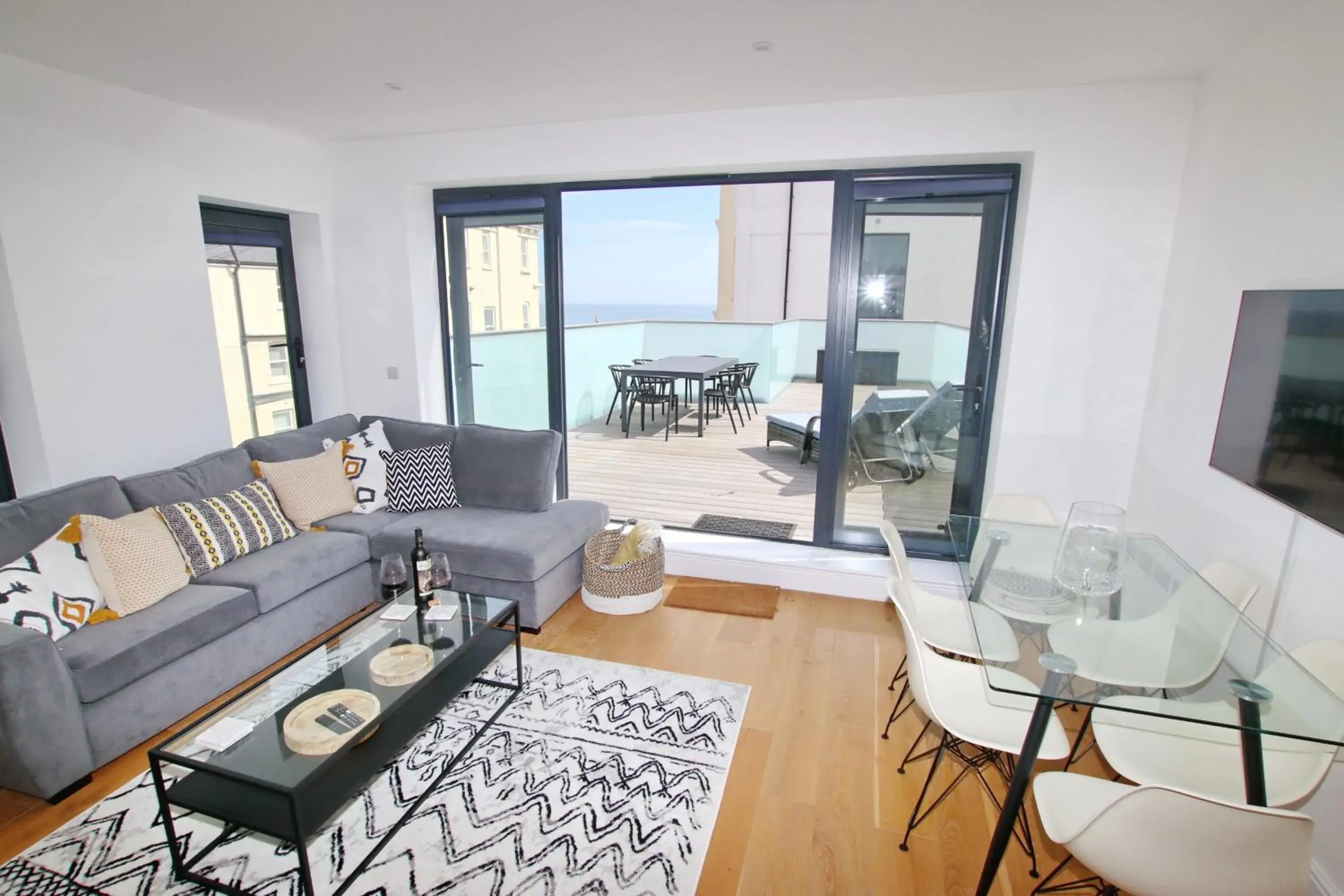 Modern Home for Small Groups by Stones Throw Apartments - Free Parking - Sea View Modern Home for Small Groups by Stones Throw Apartments - Free Parking - Sea View