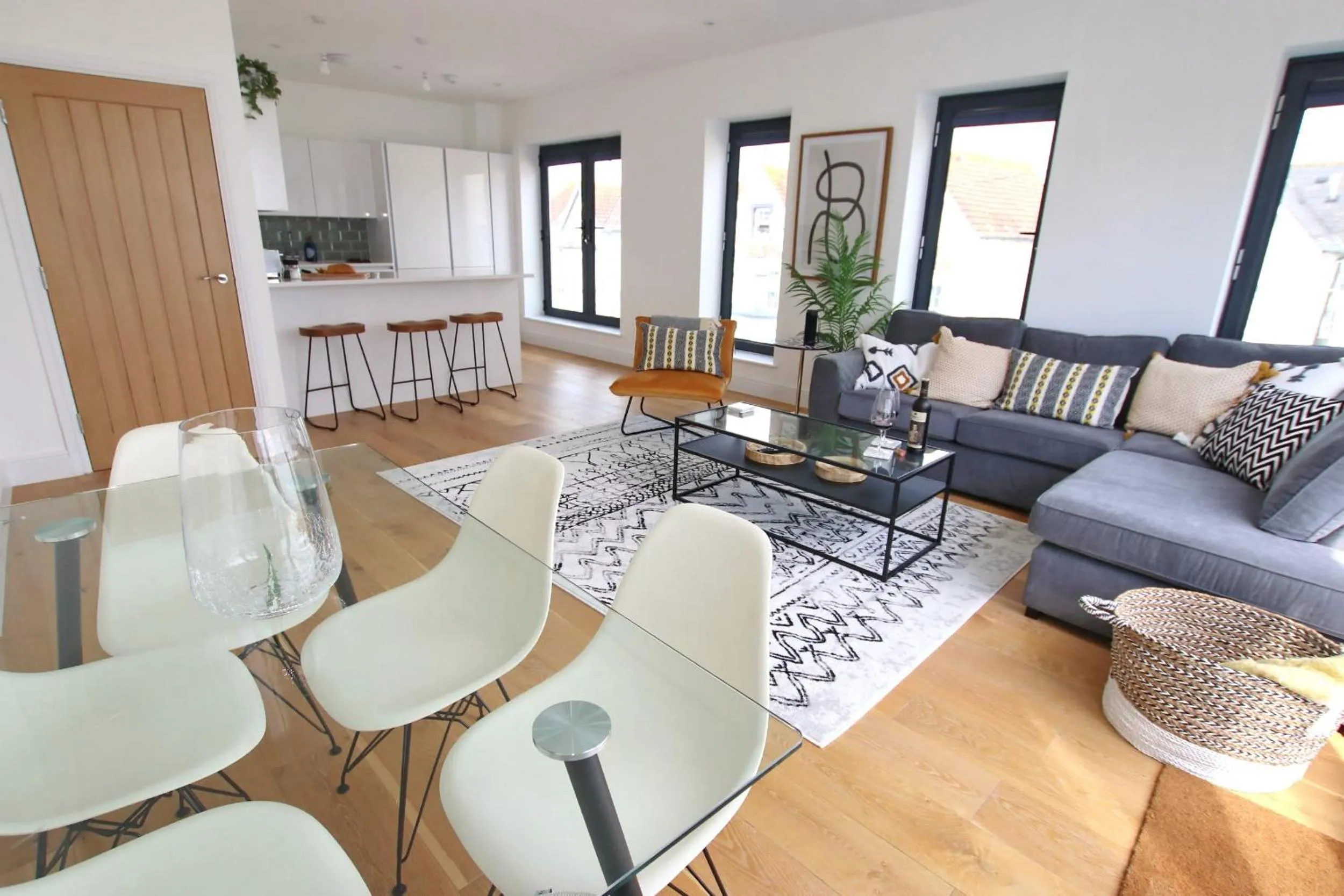 Modern Home for Small Groups by Stones Throw Apartments - Free Parking - Sea View