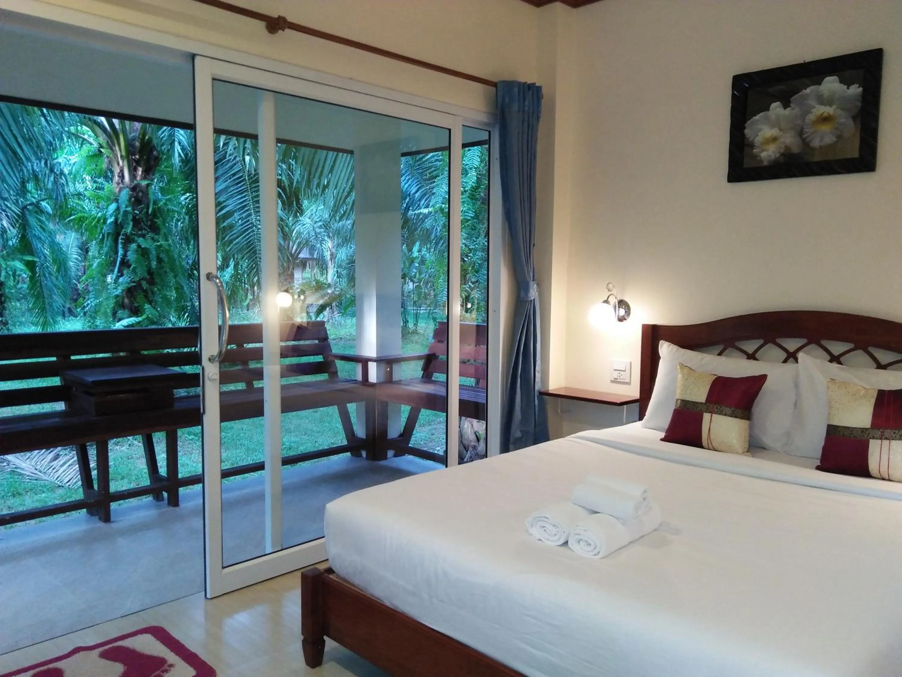 Bed in Khao Sok Palm Garden Resort