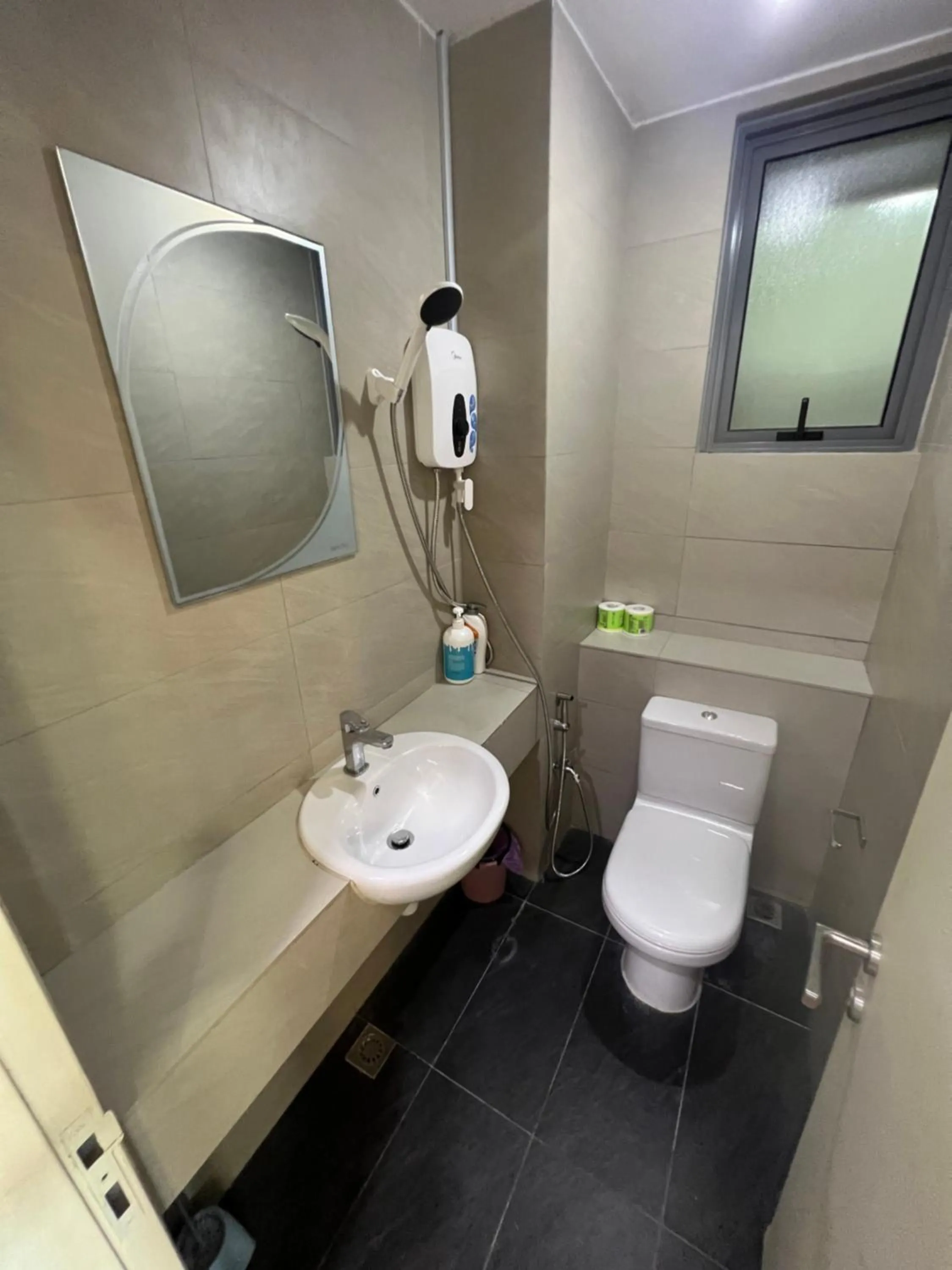 Toilet in Haiya homestay Imago Shopping Mall 海雅民宿Imago购物 广场