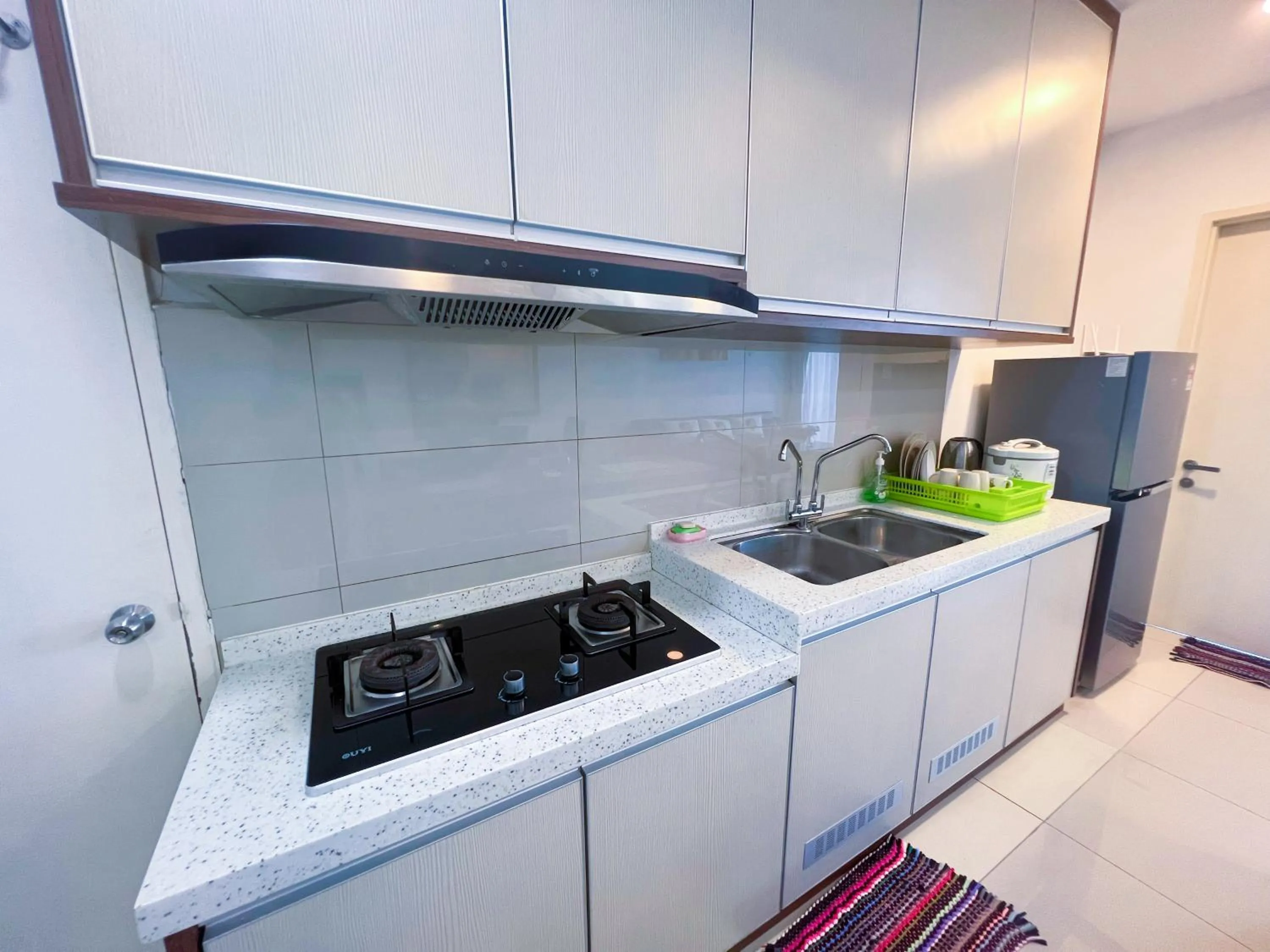 Kitchen or kitchenette in Haiya homestay Imago Shopping Mall 海雅民宿Imago购物 广场