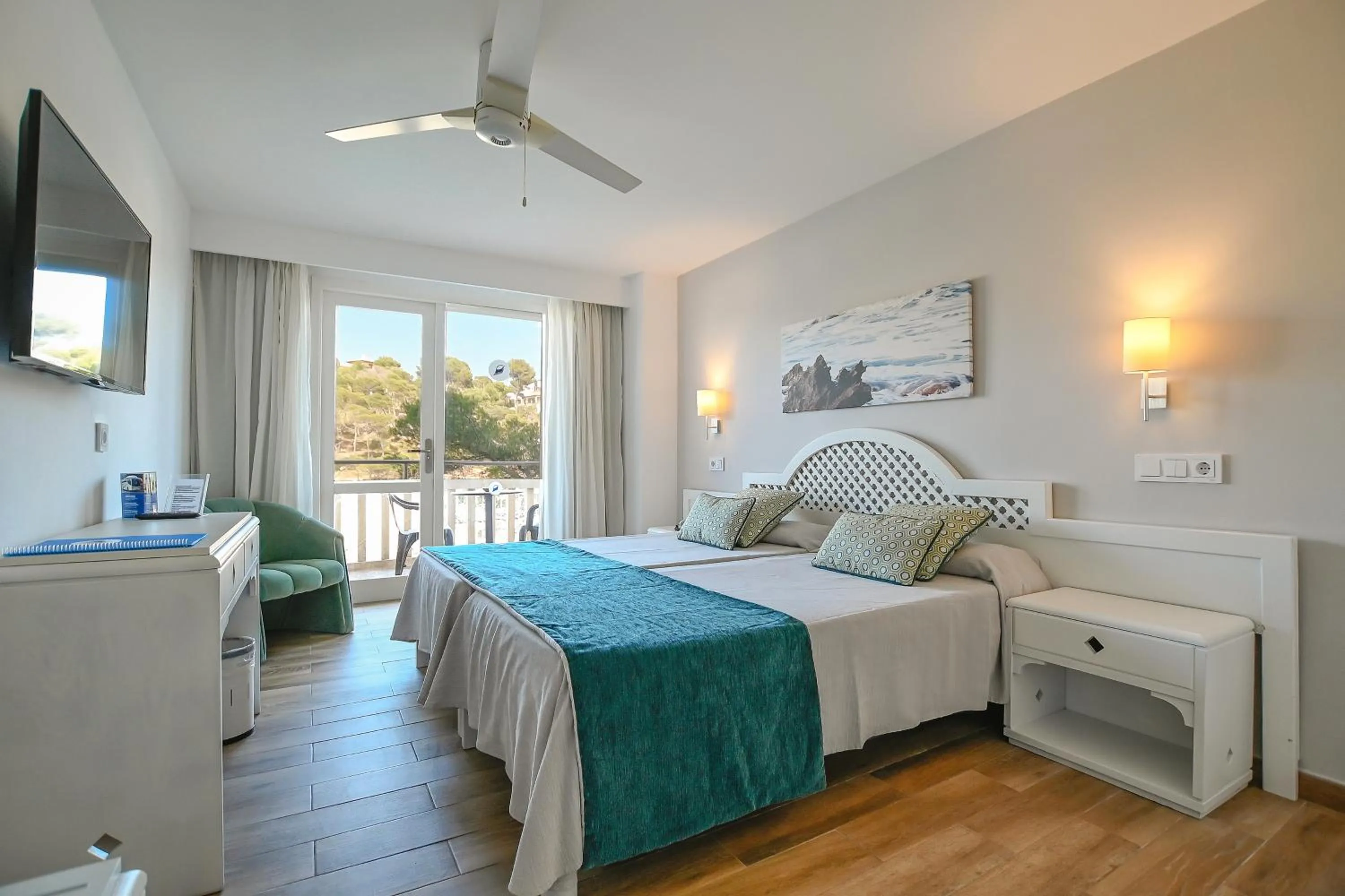 Photo of the whole room, Bed in Hotel Pinos Playa