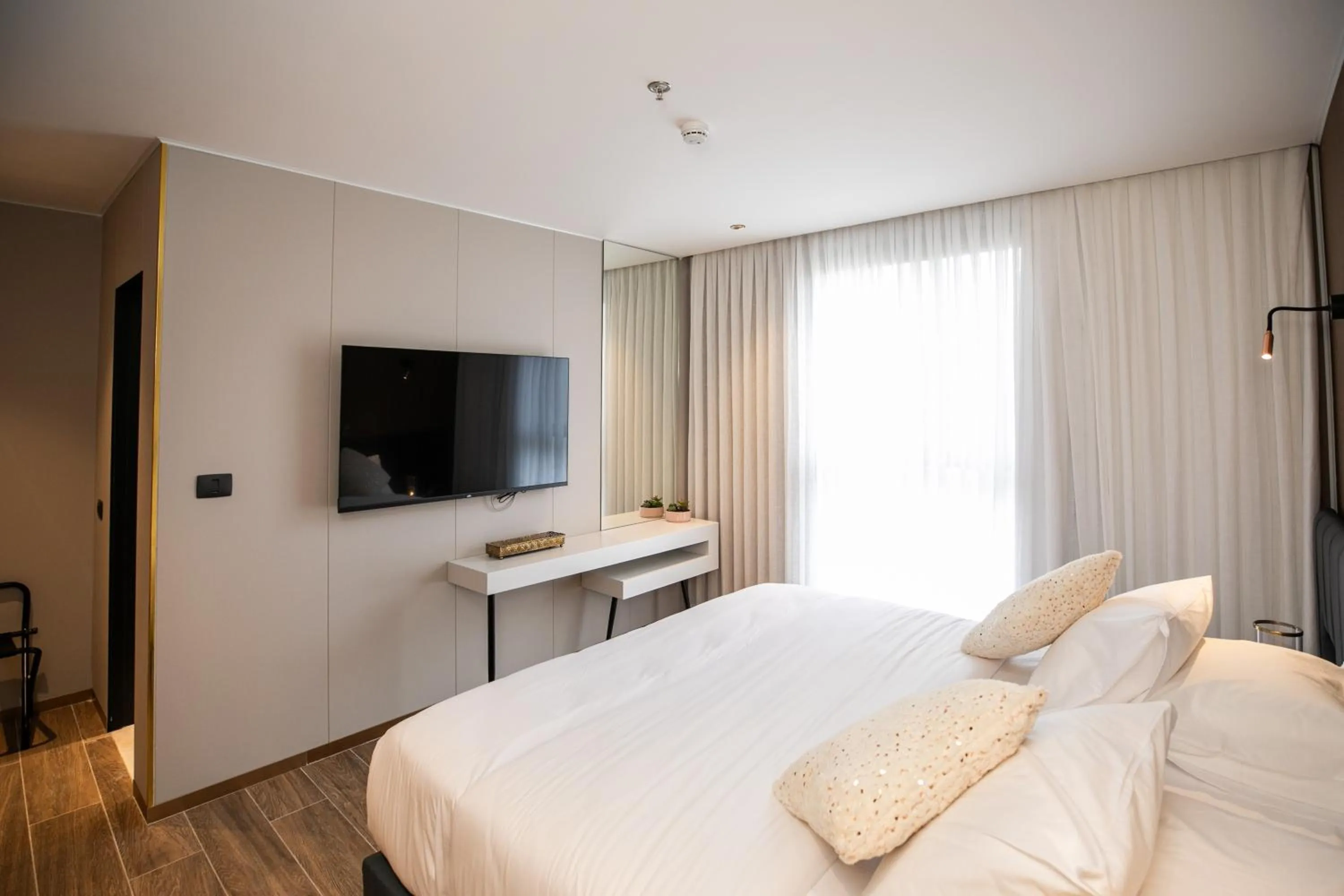 Communal lounge/ TV room, Bed in Herzl Boutique Hotel & Apartments by Domus