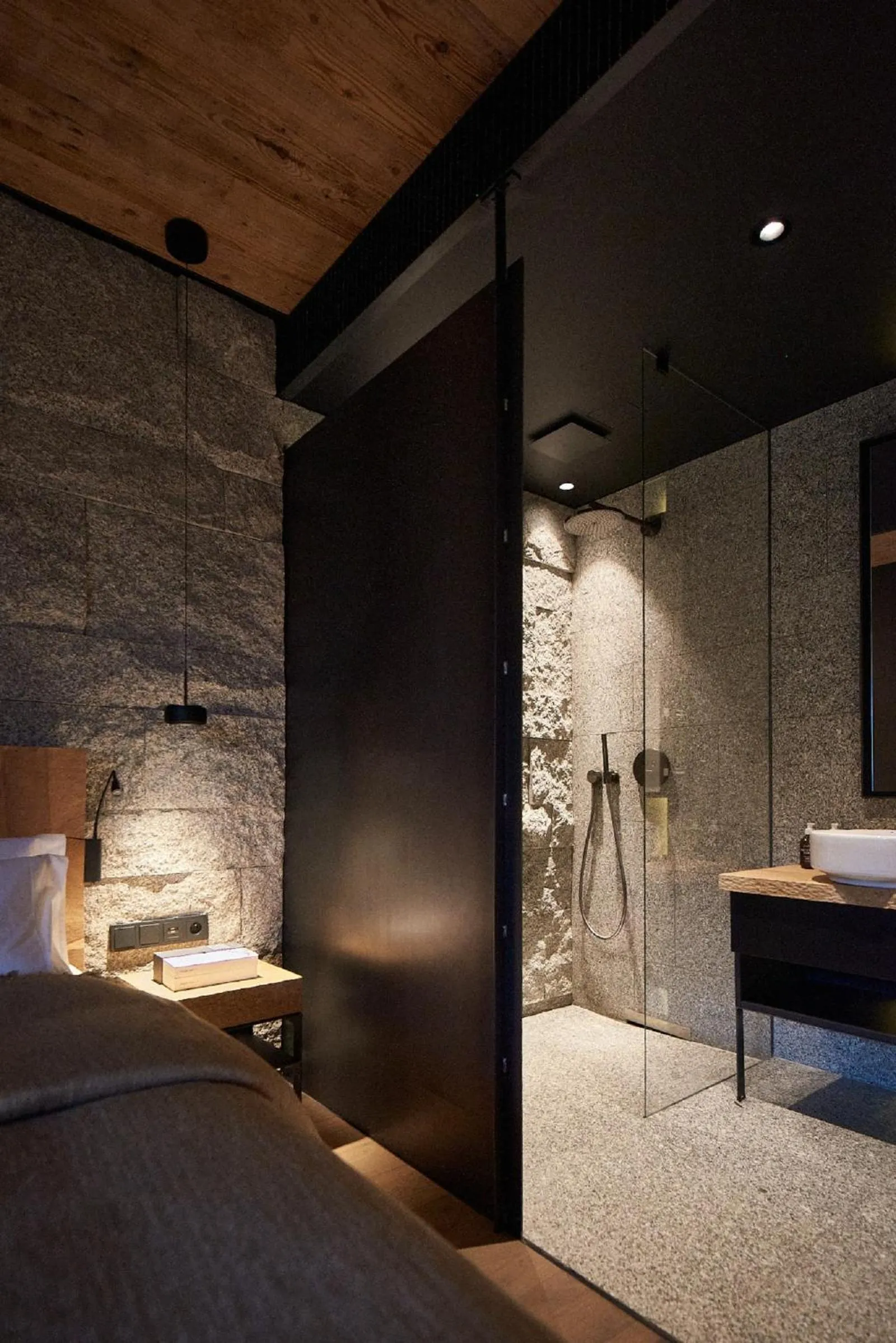 Bathroom, Bed in EnHotel