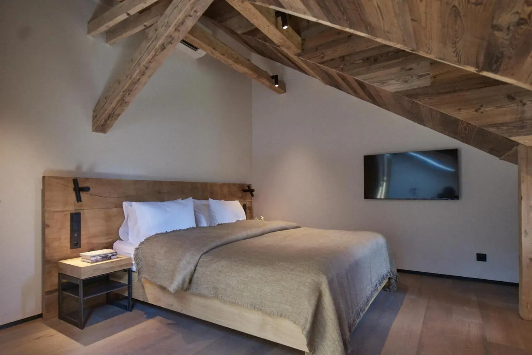 Wooden Double Room with Mountain View in EnHotel Wooden Double Room with Mountain View in EnHotel