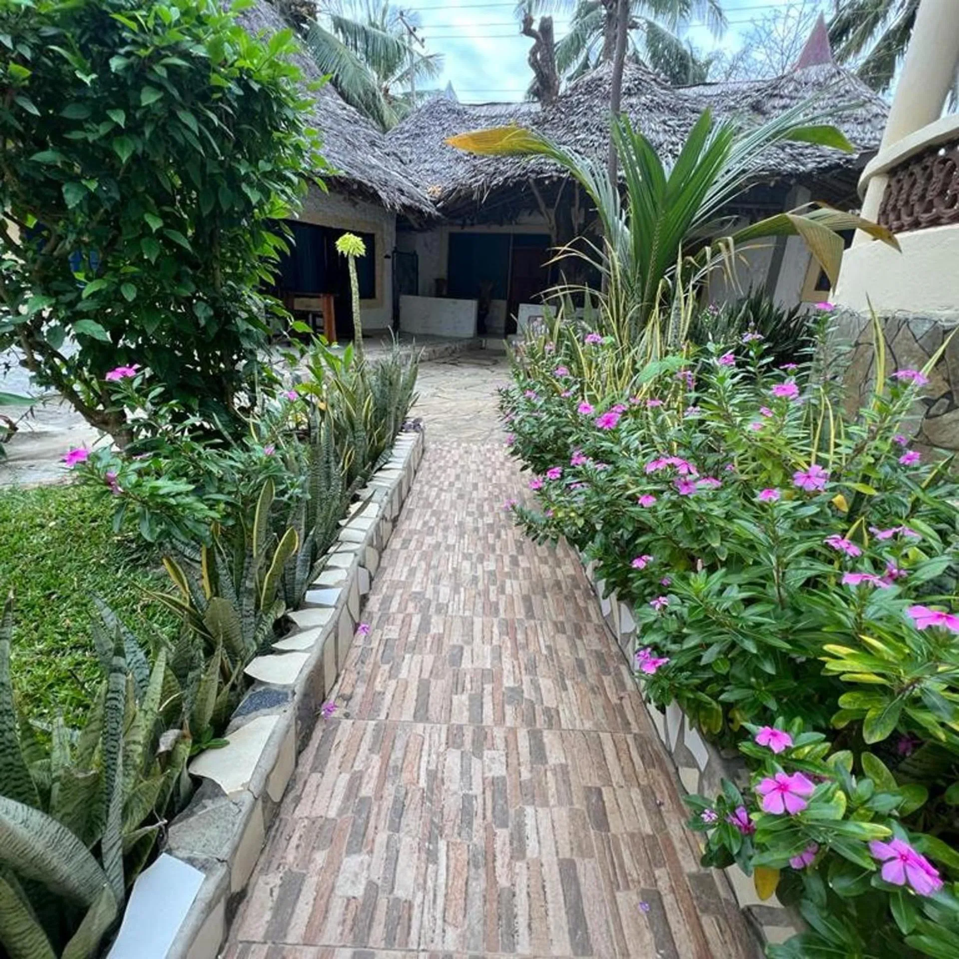 Garden in 1 Bed Villa - Sleeps 2 - Smoking - Parking - Wifi
