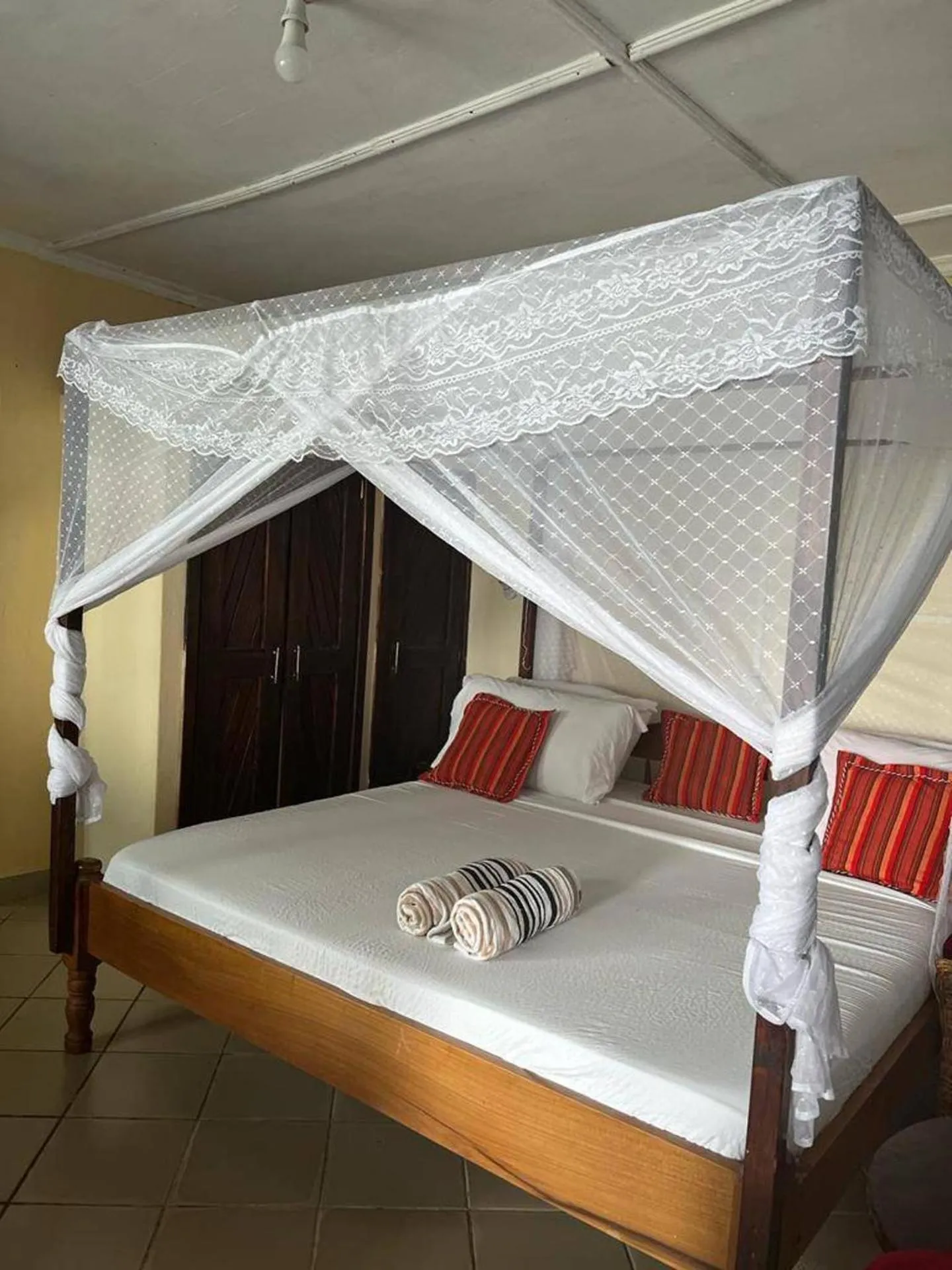 Bed in 1 Bed Villa - Sleeps 2 - Smoking - Parking - Wifi