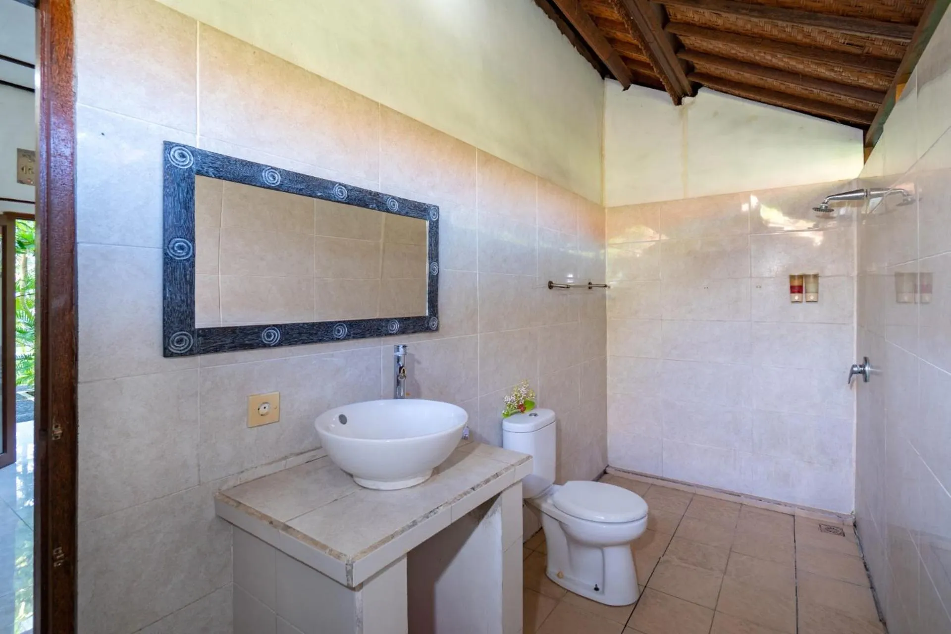 Bathroom in Taos House Lembongan By DeWizZ Management