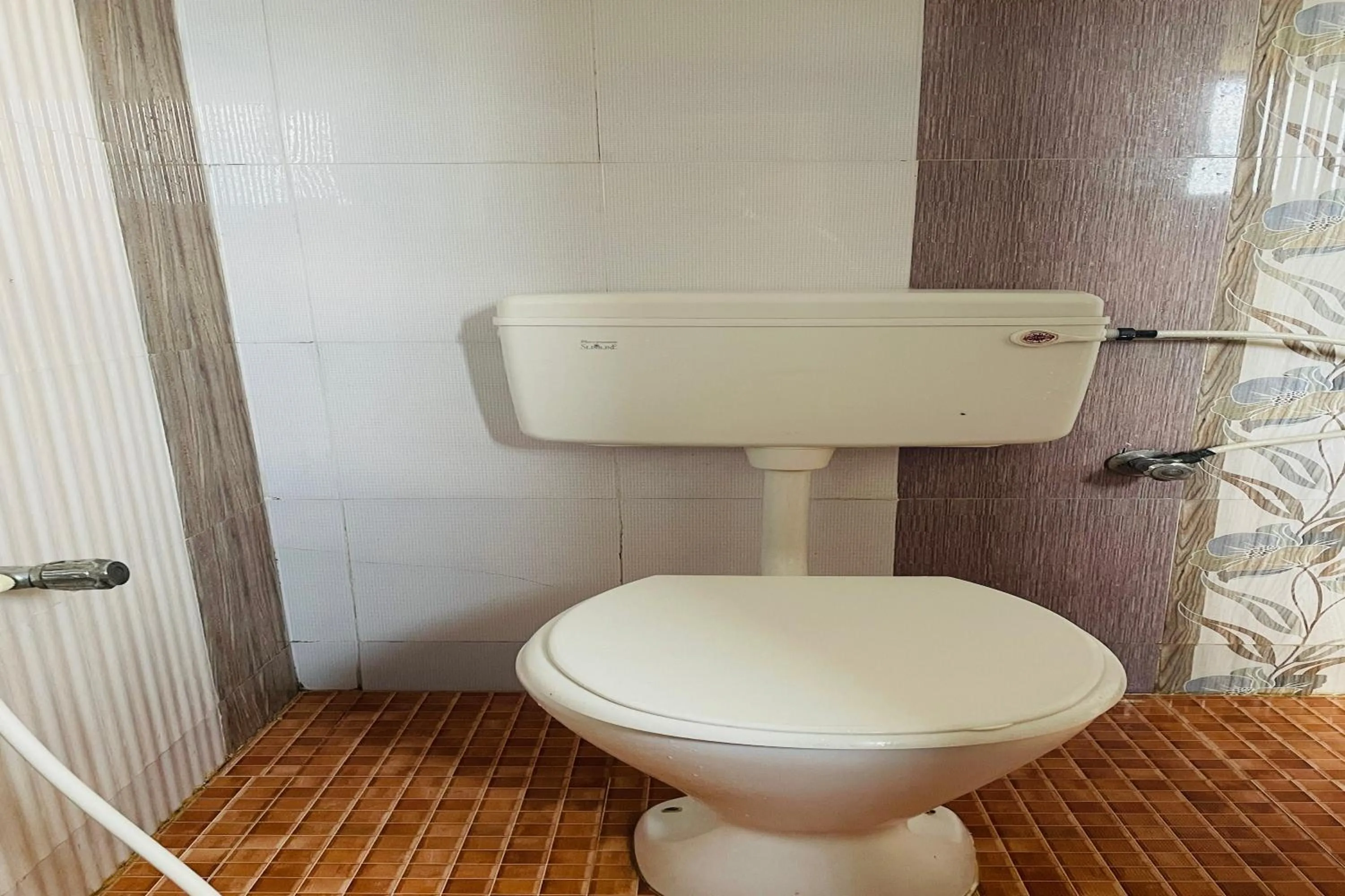 Toilet in Skyry Hotel Iyyapanthangal