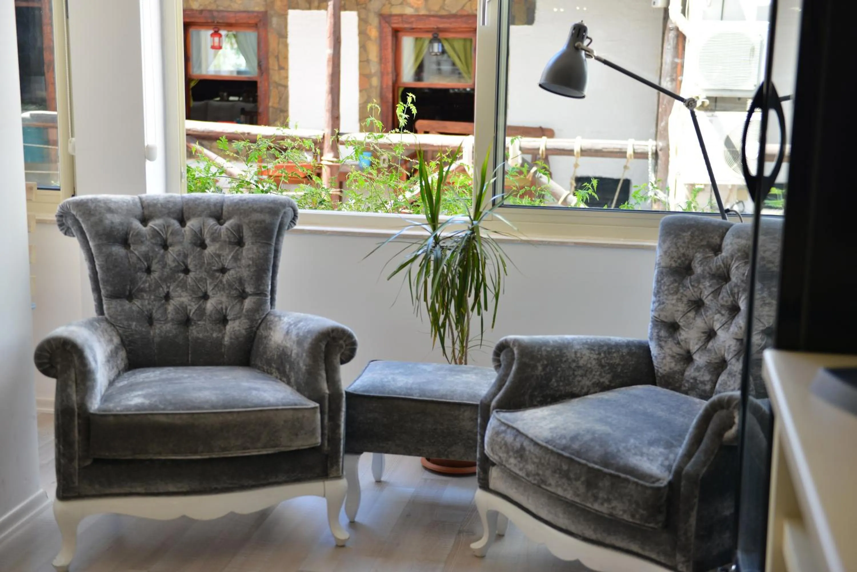 Communal lounge/ TV room in Minu Hotel