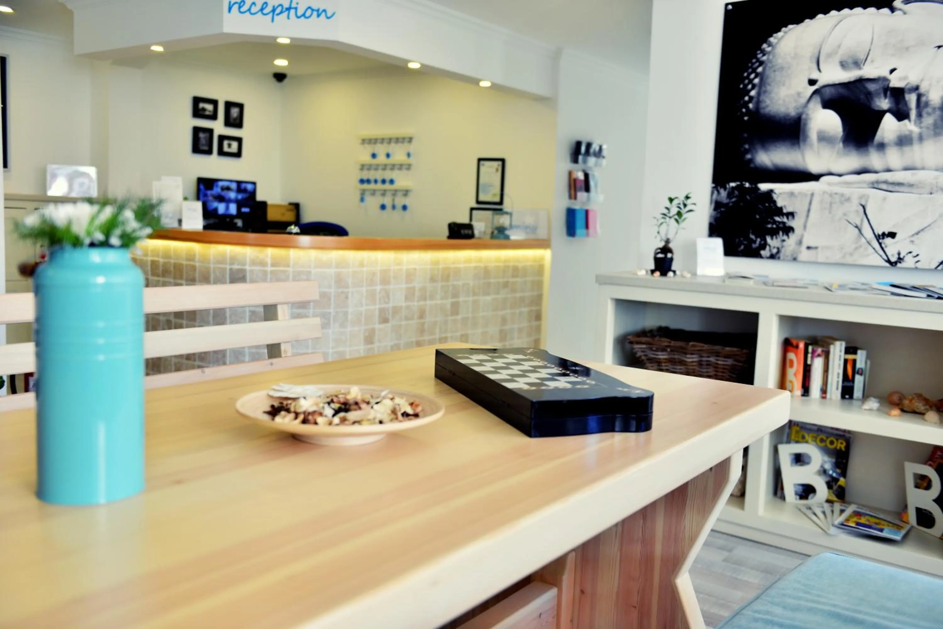 Communal lounge/ TV room in Minu Hotel