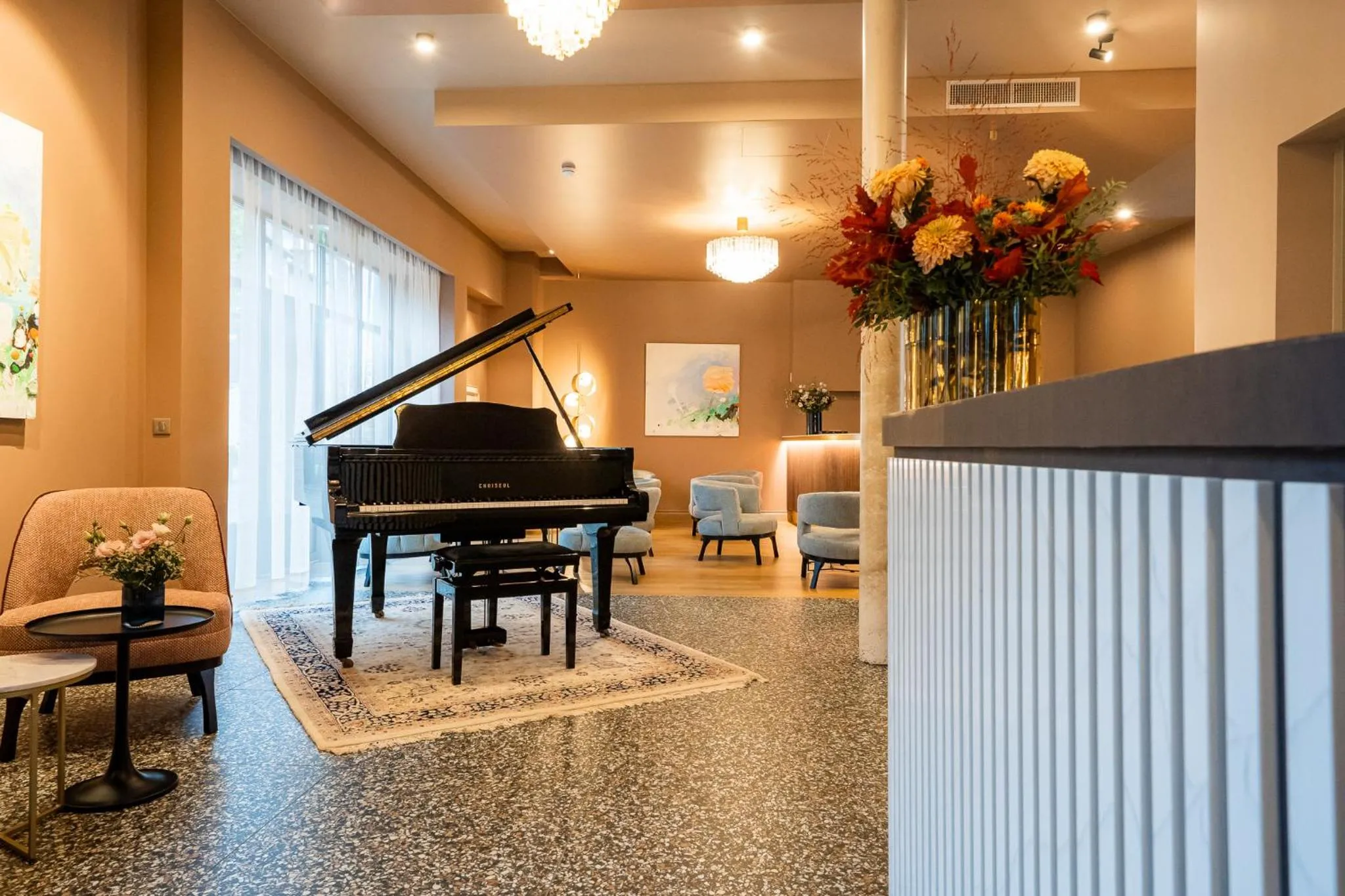 Lobby or reception in L'INVITATION AU VOYAGE - Hôtel & Spa
