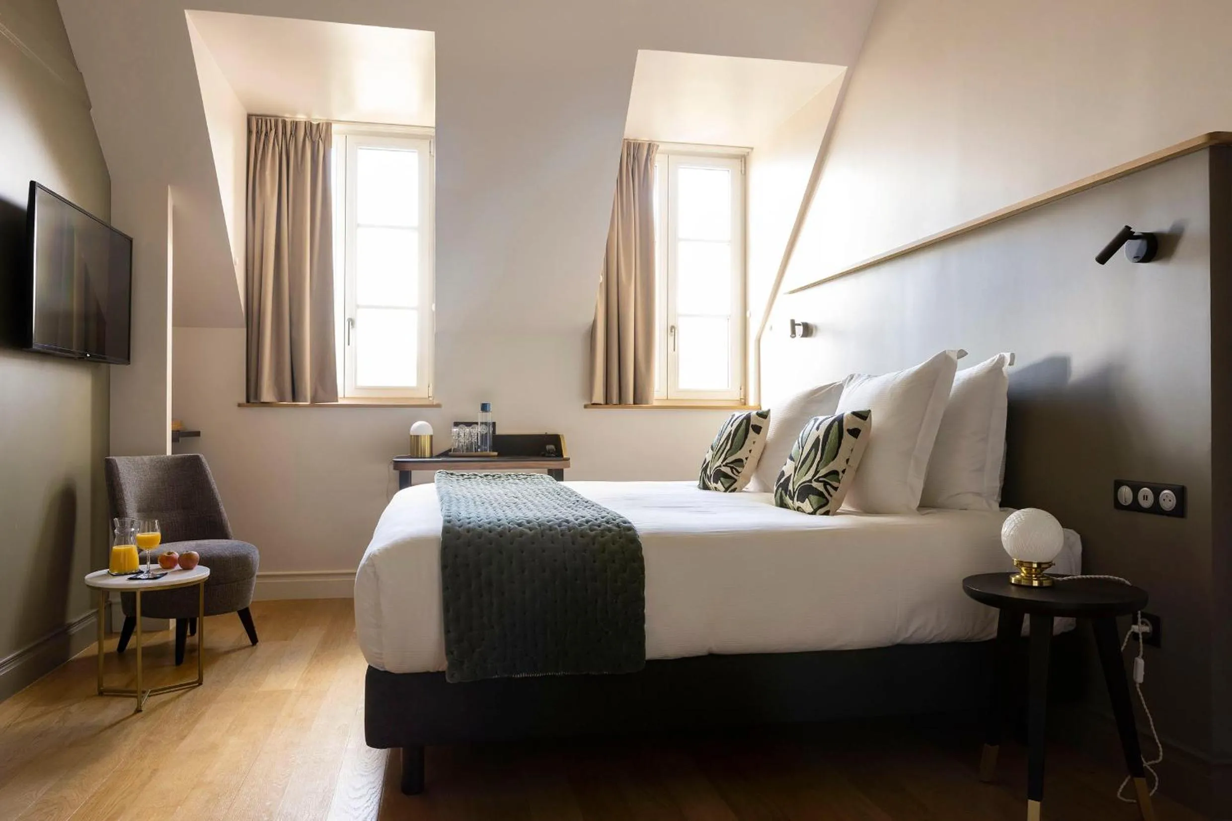 Photo of the whole room, Bed in L'INVITATION AU VOYAGE - Hôtel & Spa