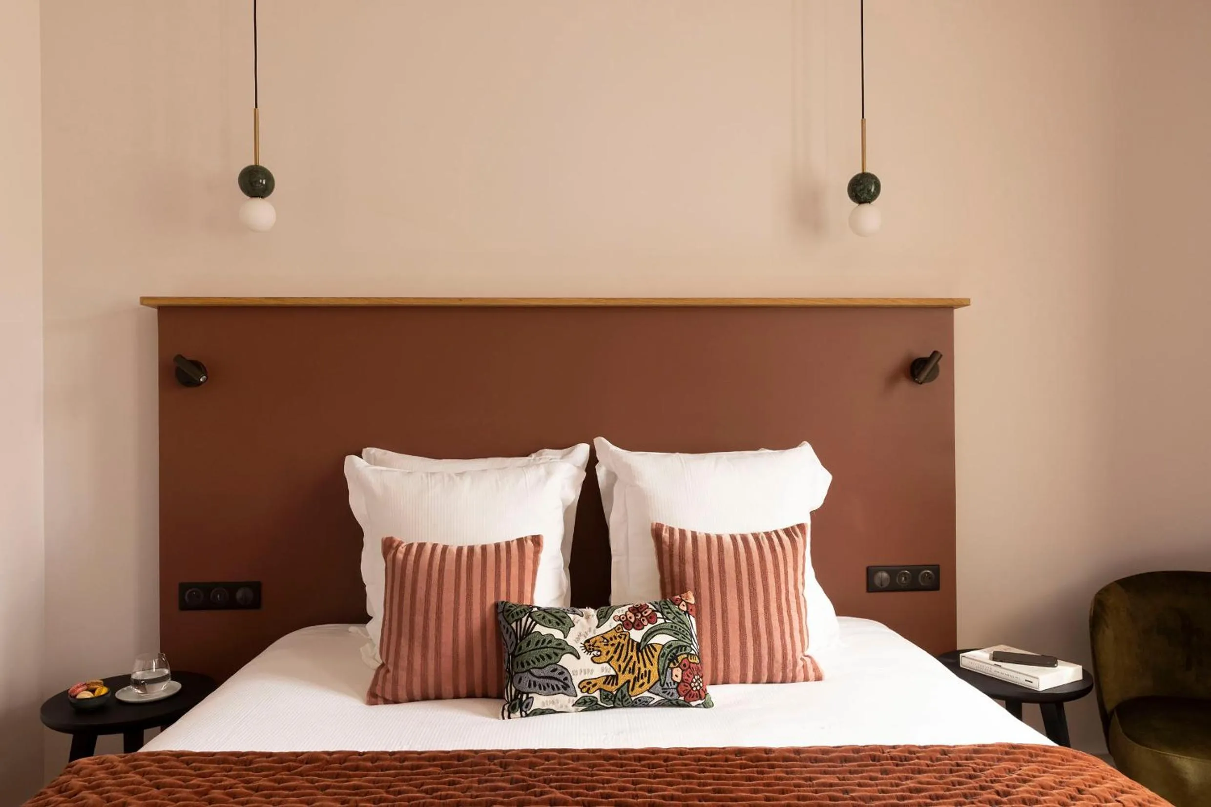 Bed in L'INVITATION AU VOYAGE - Hôtel & Spa