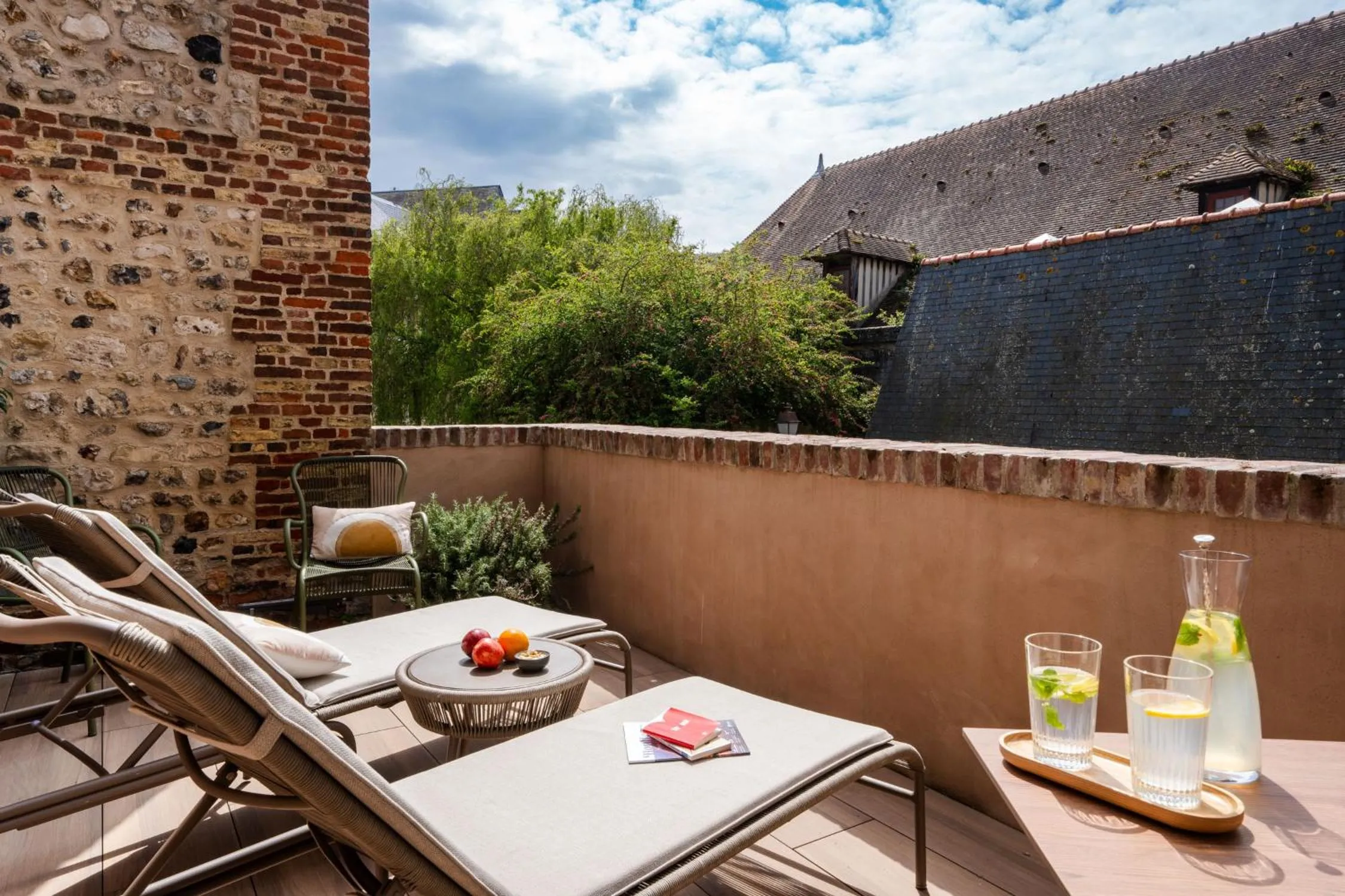 Patio in L'INVITATION AU VOYAGE - Hôtel & Spa