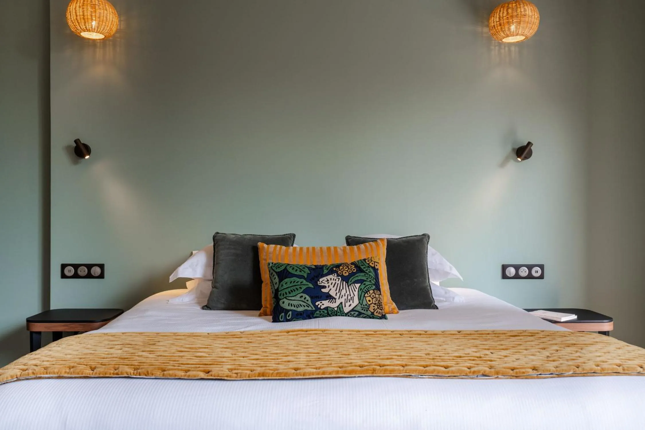Bed in L'INVITATION AU VOYAGE - Hôtel & Spa