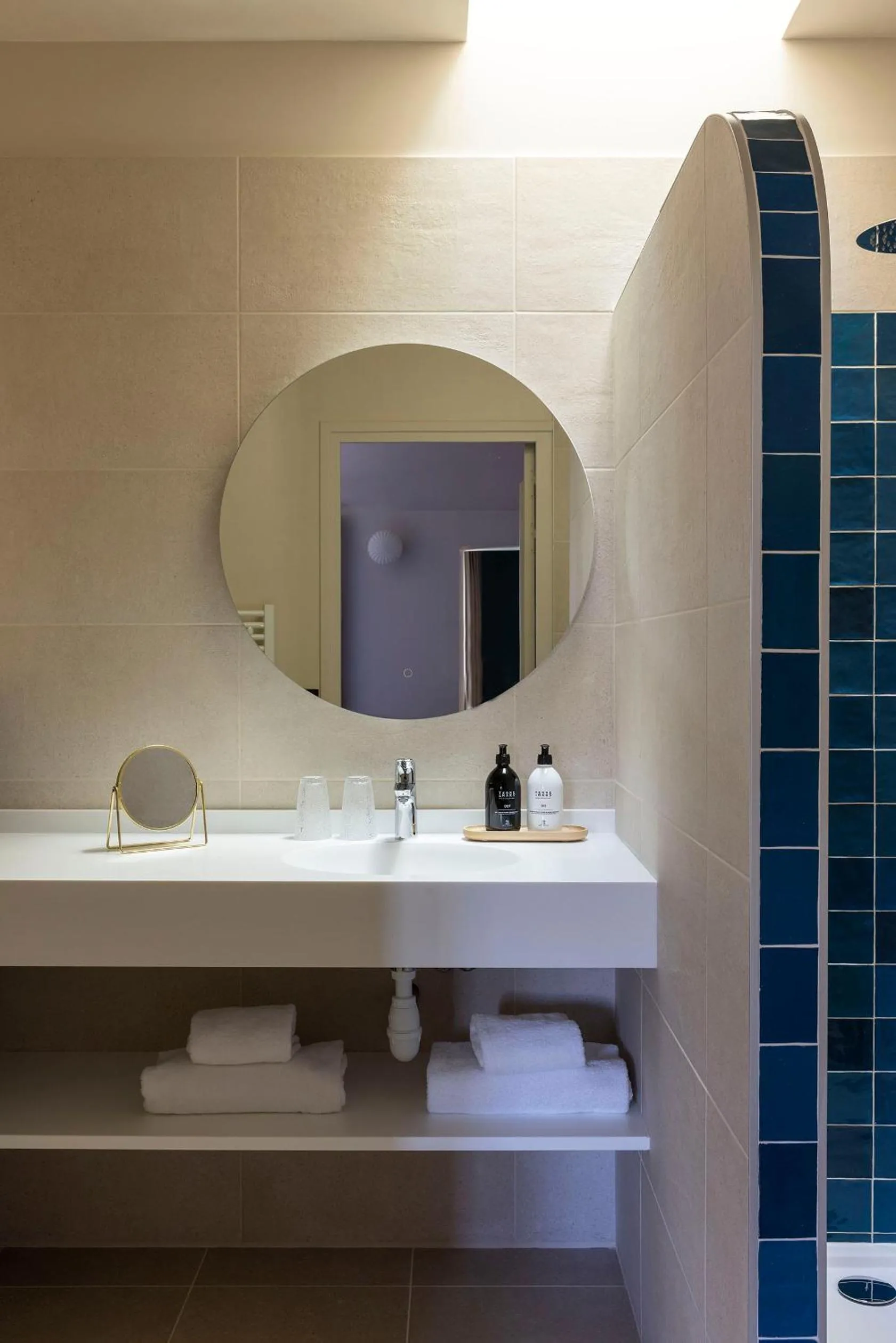 Bathroom in L'INVITATION AU VOYAGE - Hôtel & Spa