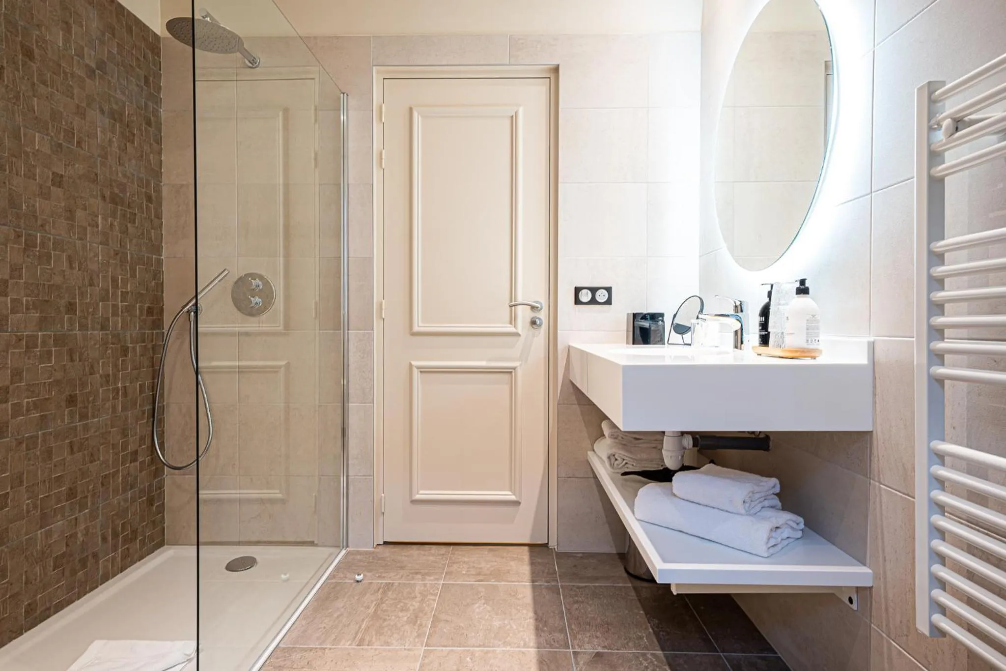 Shower in L'INVITATION AU VOYAGE - Hôtel & Spa