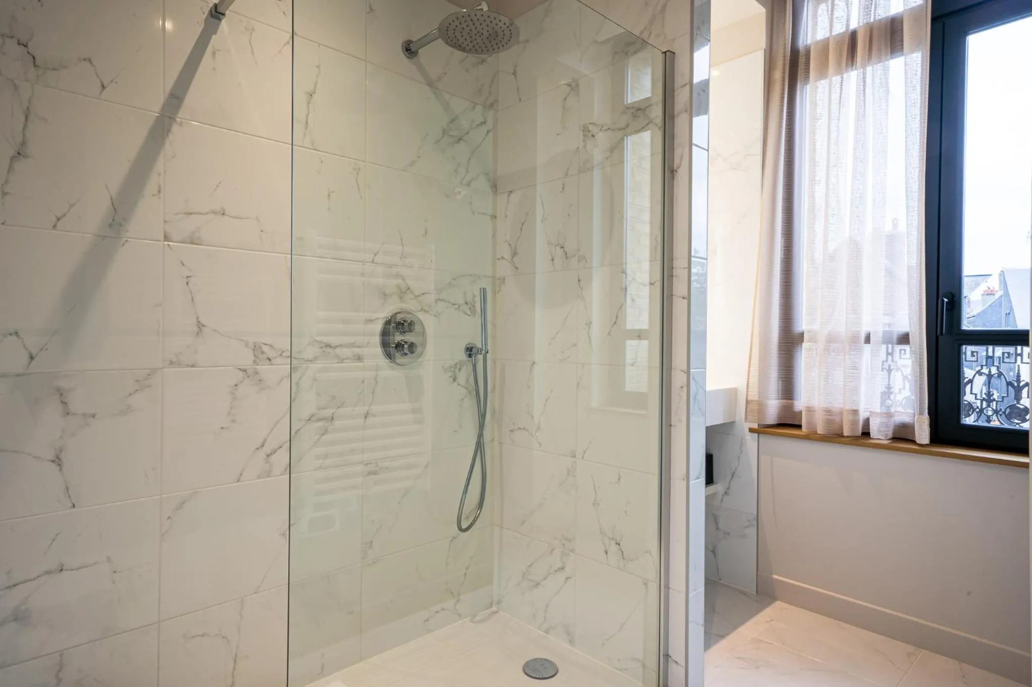 Shower in L'INVITATION AU VOYAGE - Hôtel & Spa