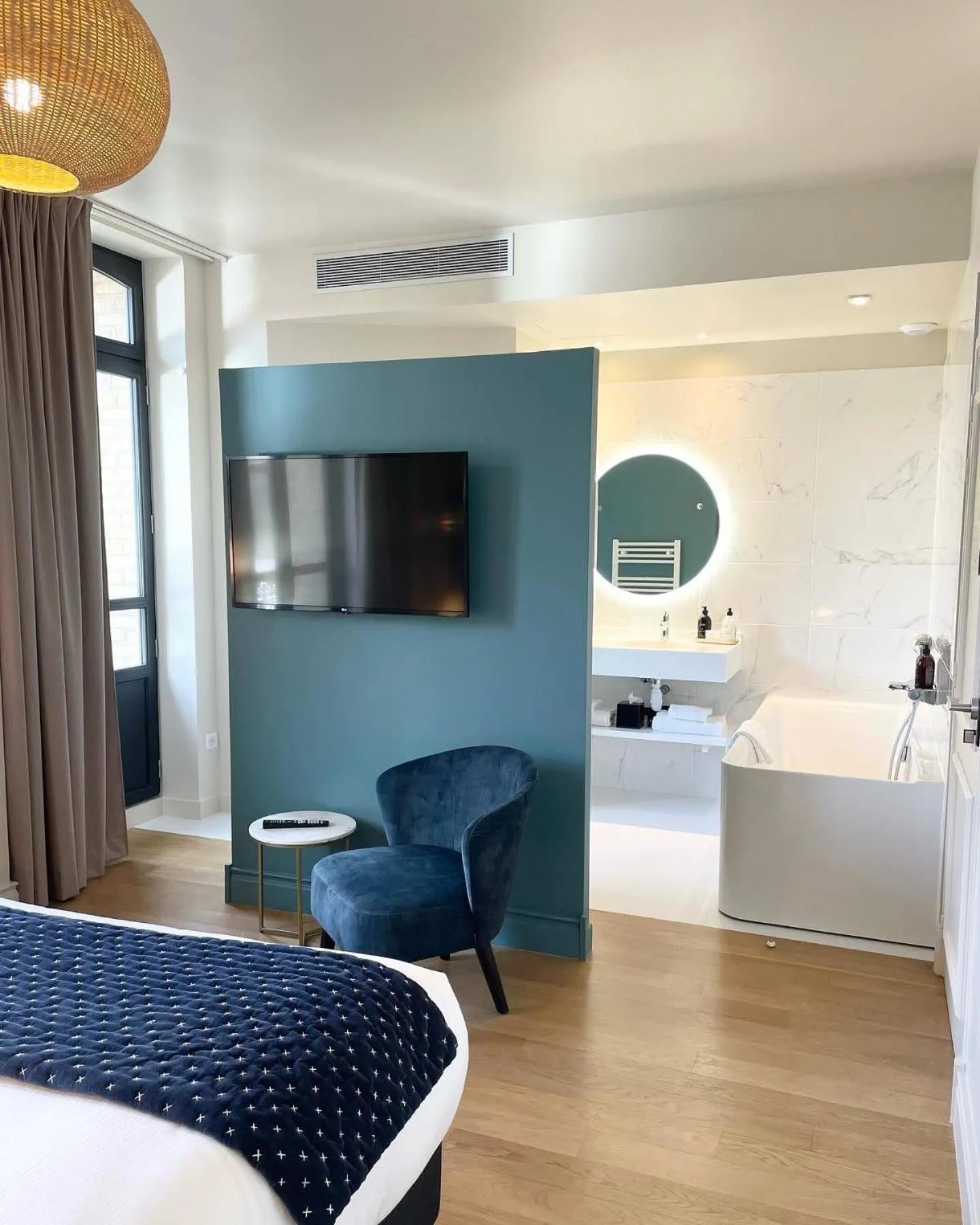 Photo of the whole room, Bed in L'INVITATION AU VOYAGE - Hôtel & Spa