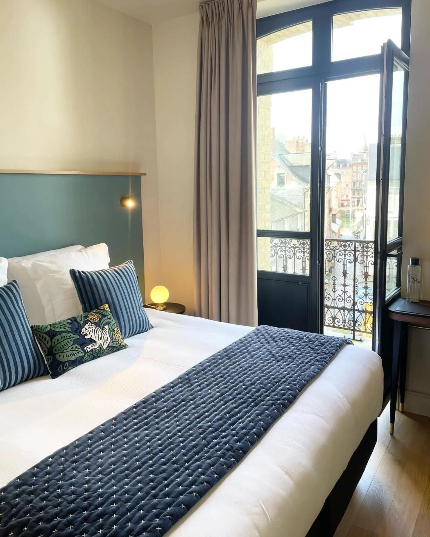 Photo of the whole room, Bed in L'INVITATION AU VOYAGE - Hôtel & Spa