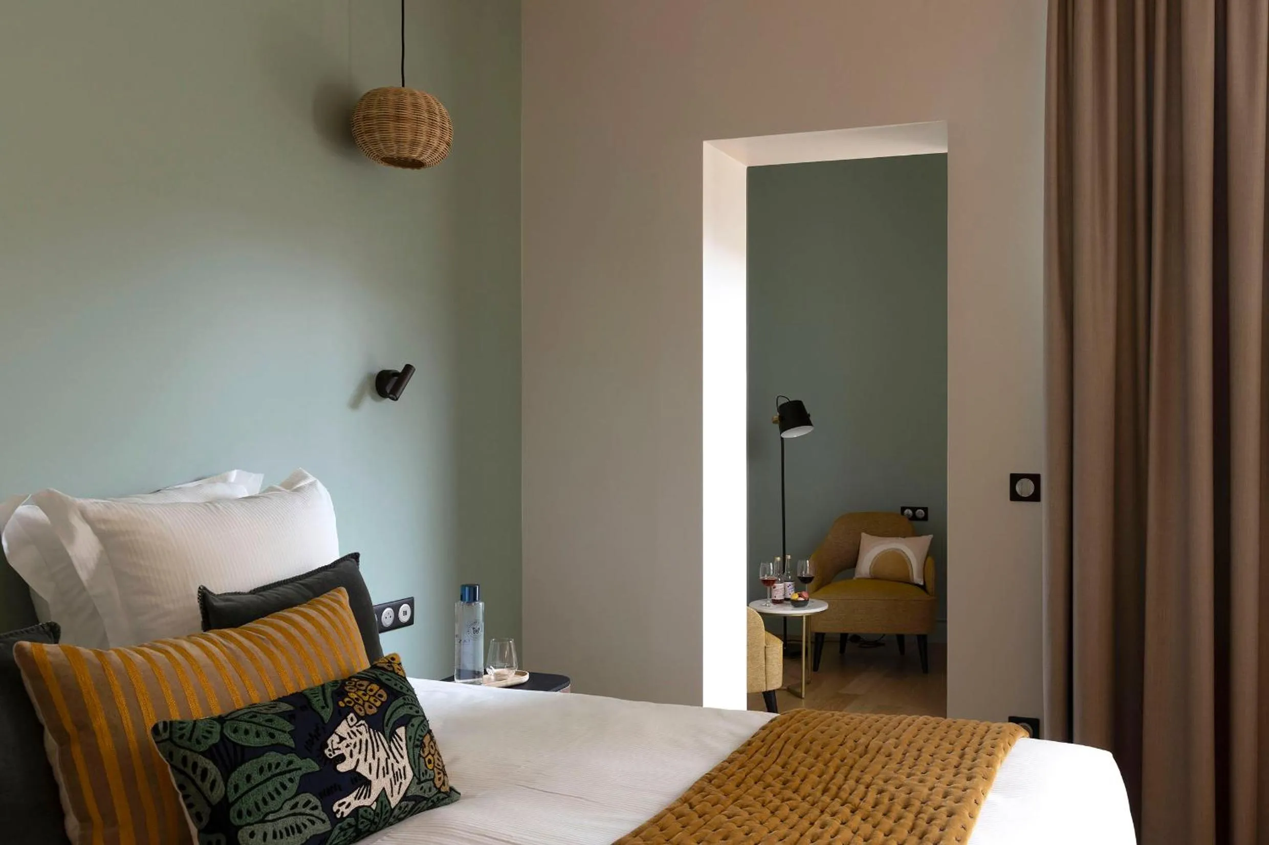 Photo of the whole room, Bed in L'INVITATION AU VOYAGE - Hôtel & Spa