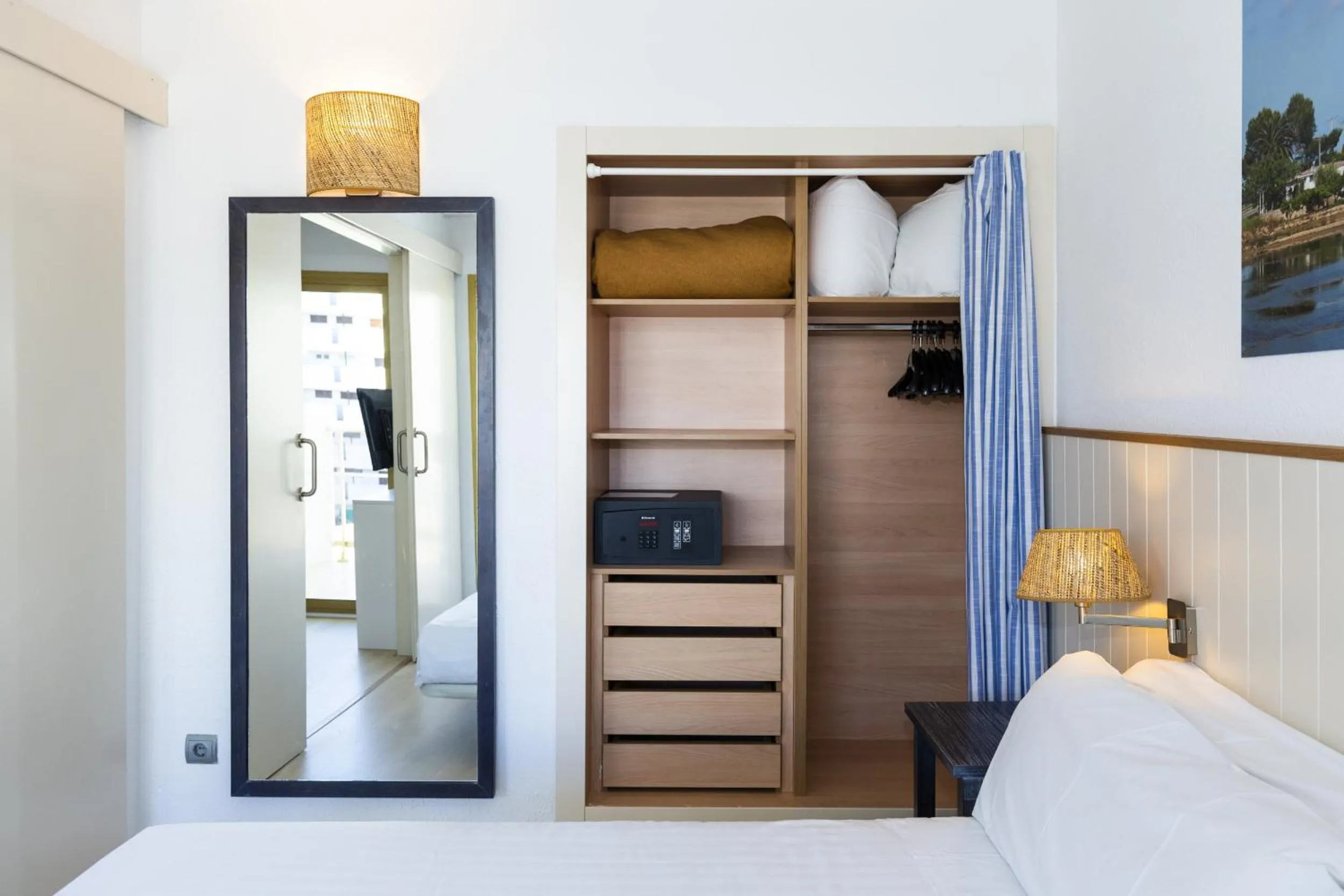 Bedroom, Bed in Blaumar Hotel