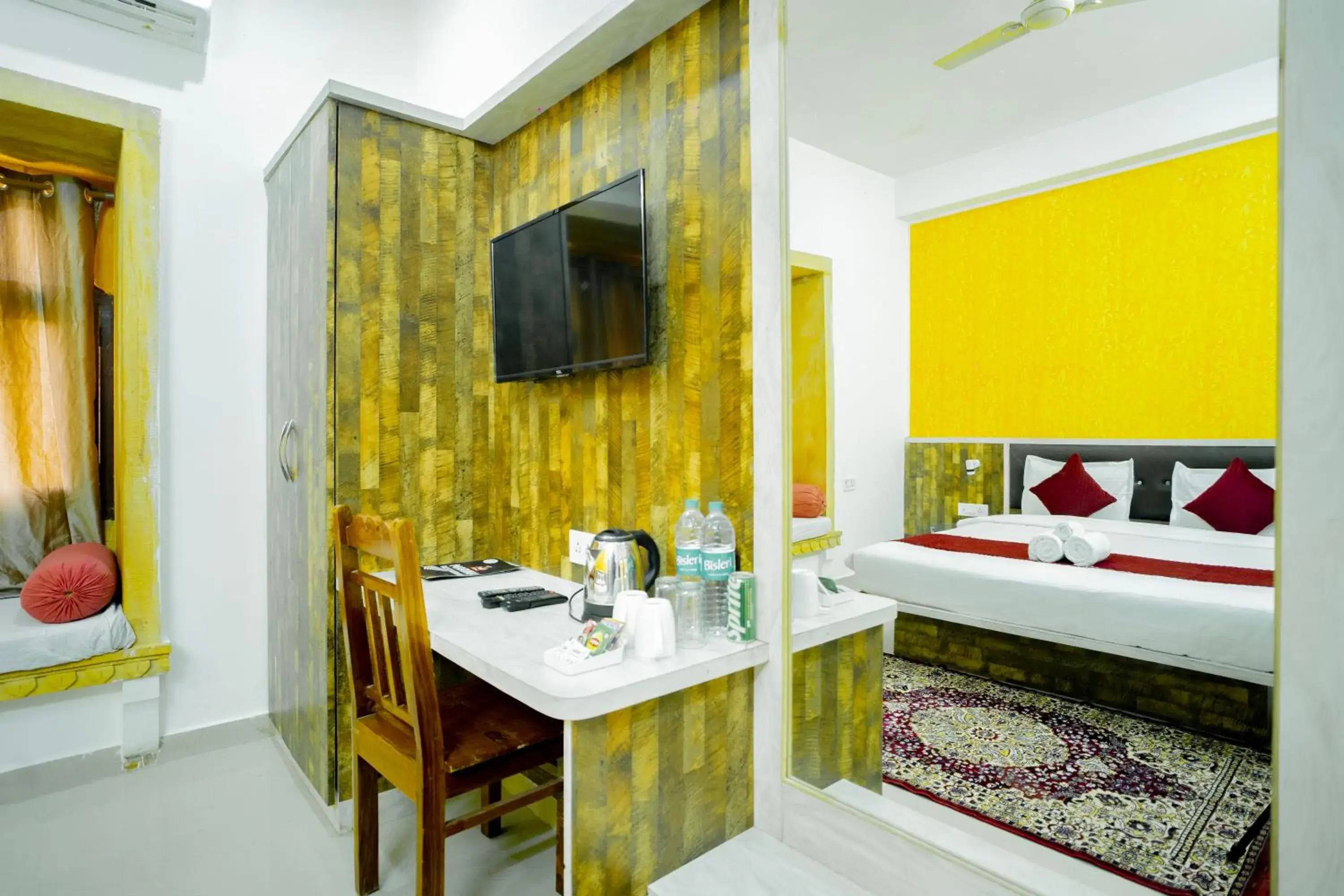 Living room, Bed in Hotel Marina Mahal with Swimming Pool Living room, Bed in Hotel Marina Mahal with Swimming Pool