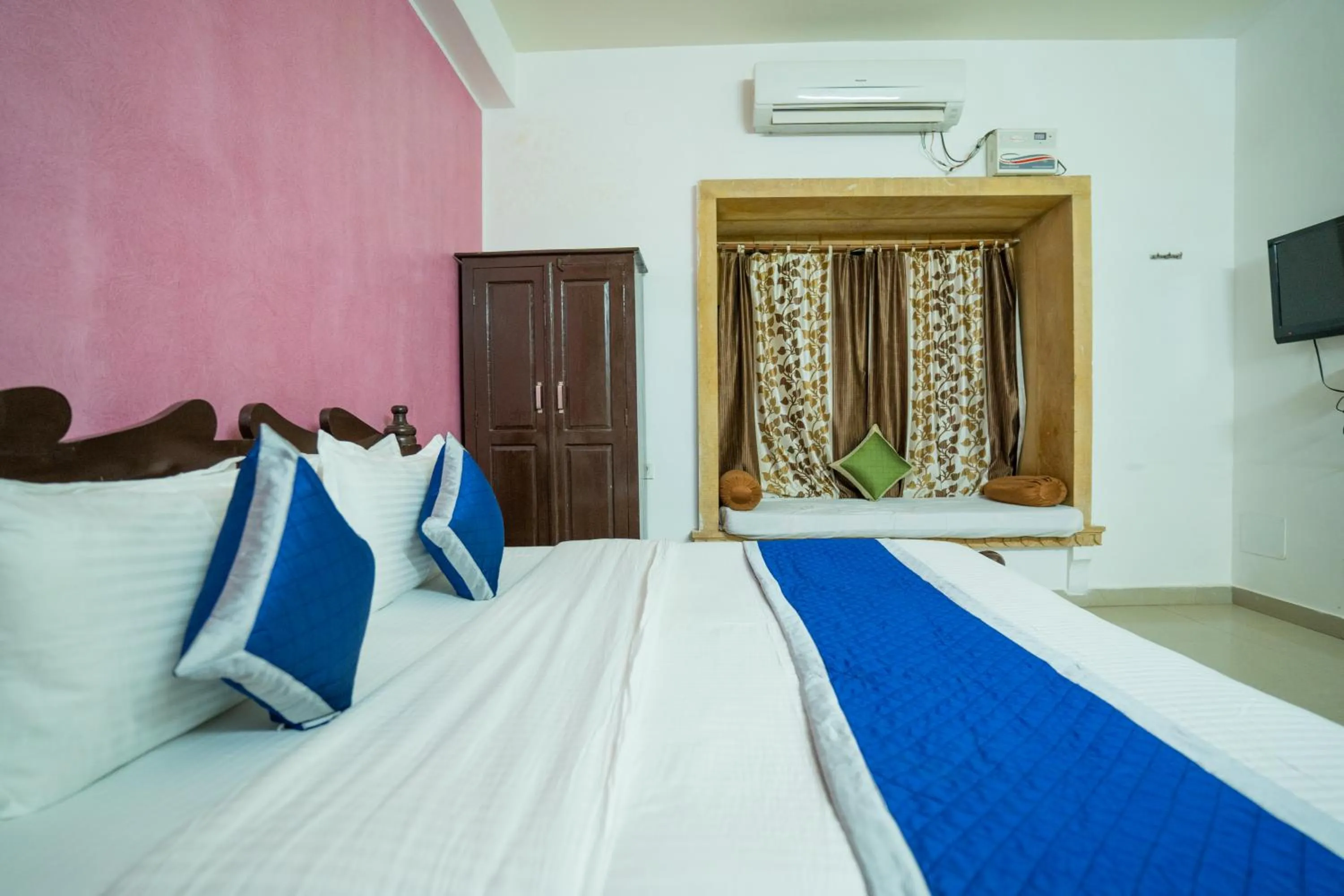 Communal lounge/ TV room, Bed in Hotel Marina Mahal with Swimming Pool