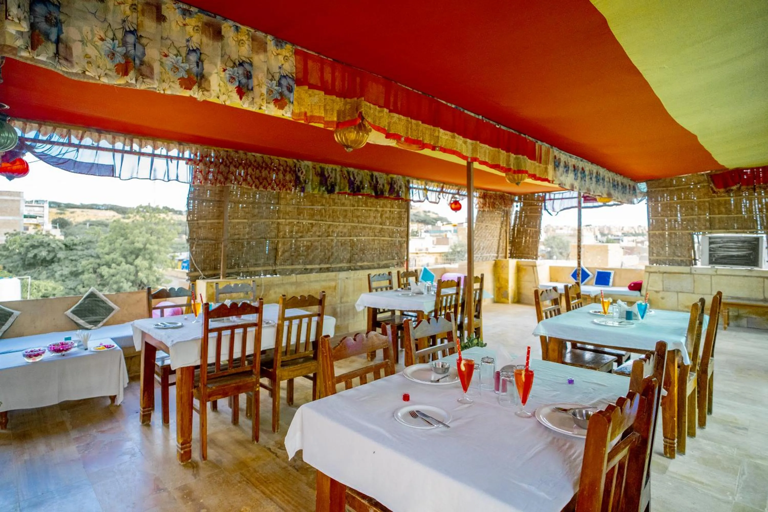 Restaurant/places to eat in Hotel Marina Mahal with Swimming Pool