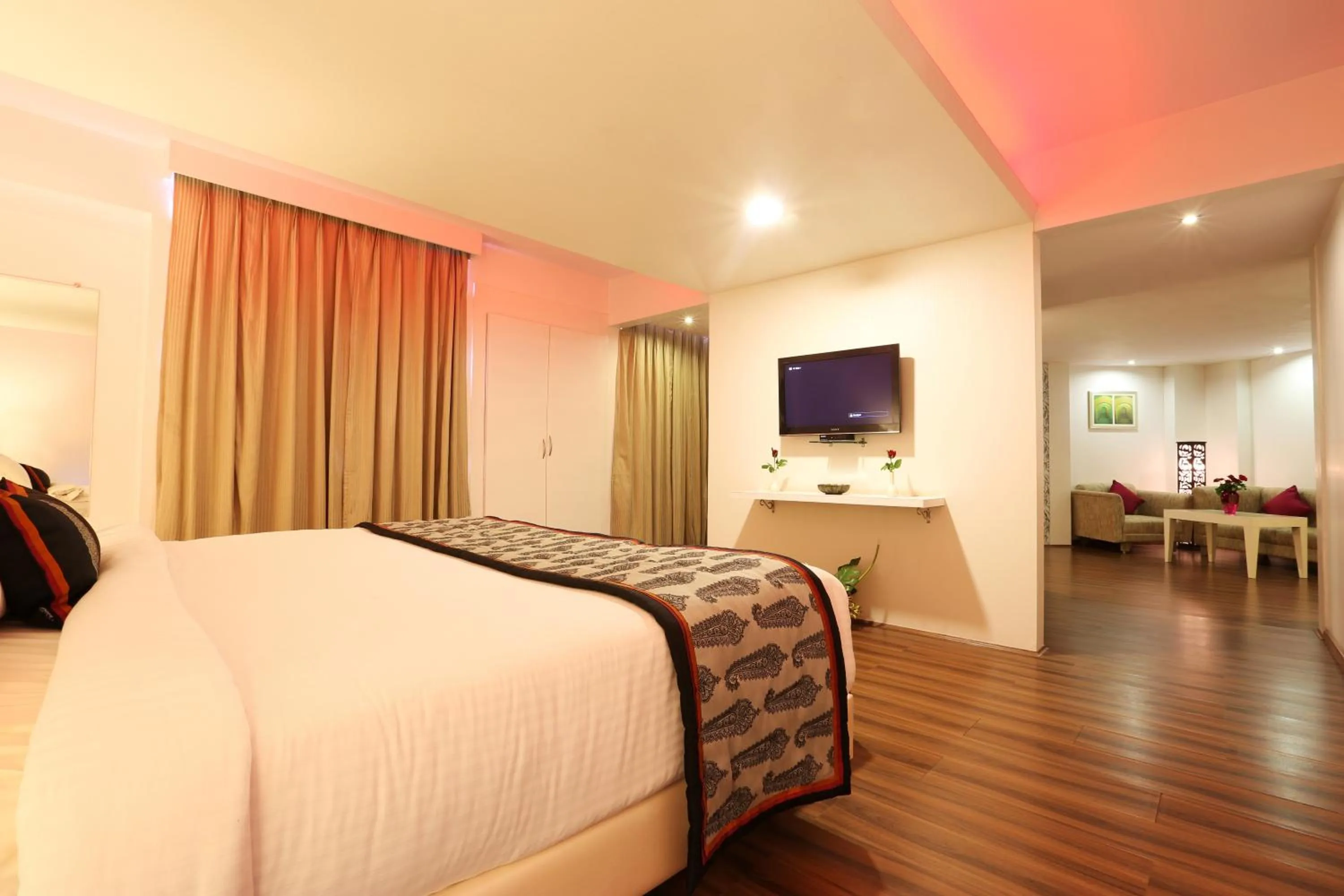 Photo of the whole room, Bed in Golden Tulip Jaipur