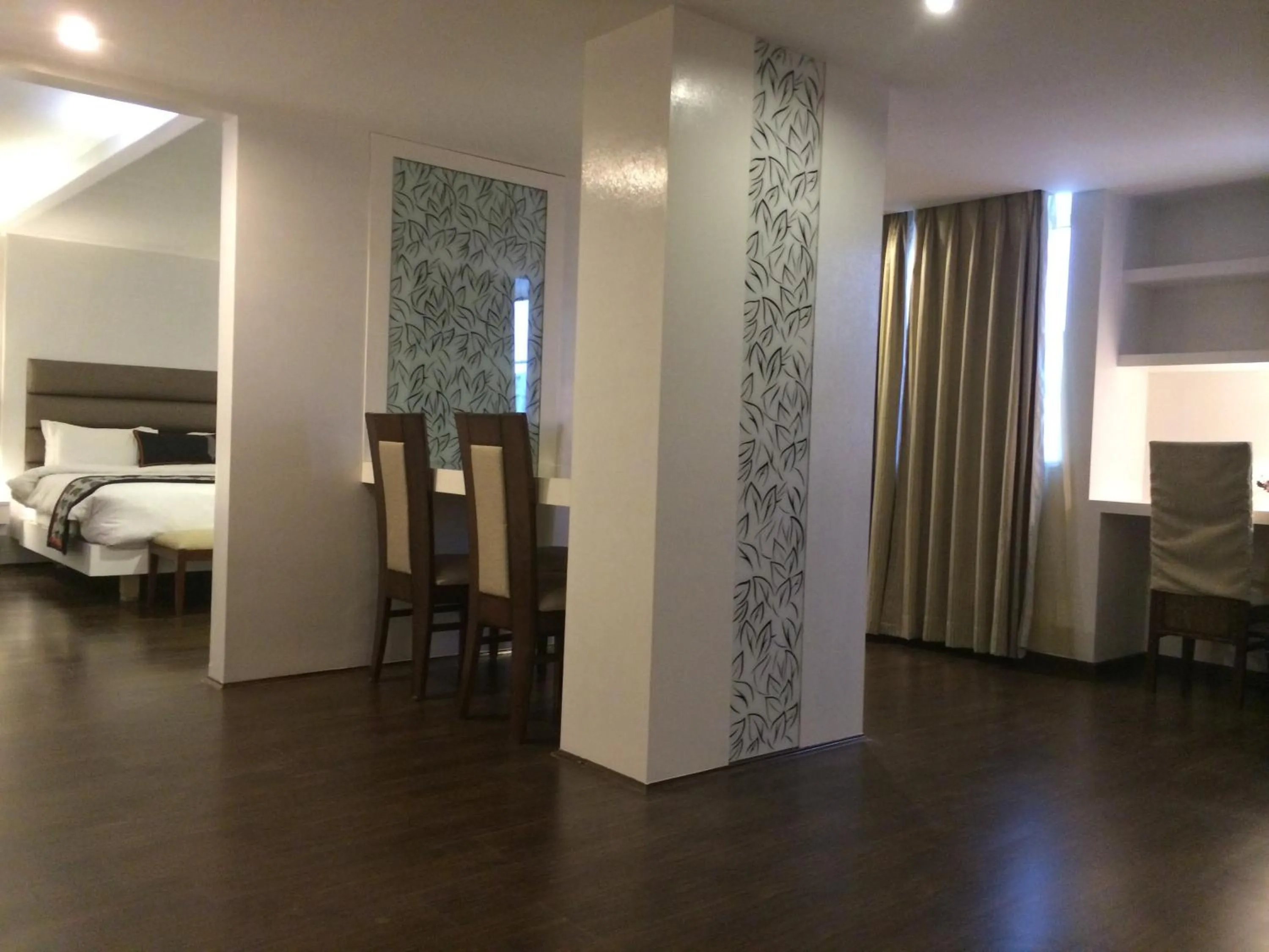 Photo of the whole room, Bed in Golden Tulip Jaipur