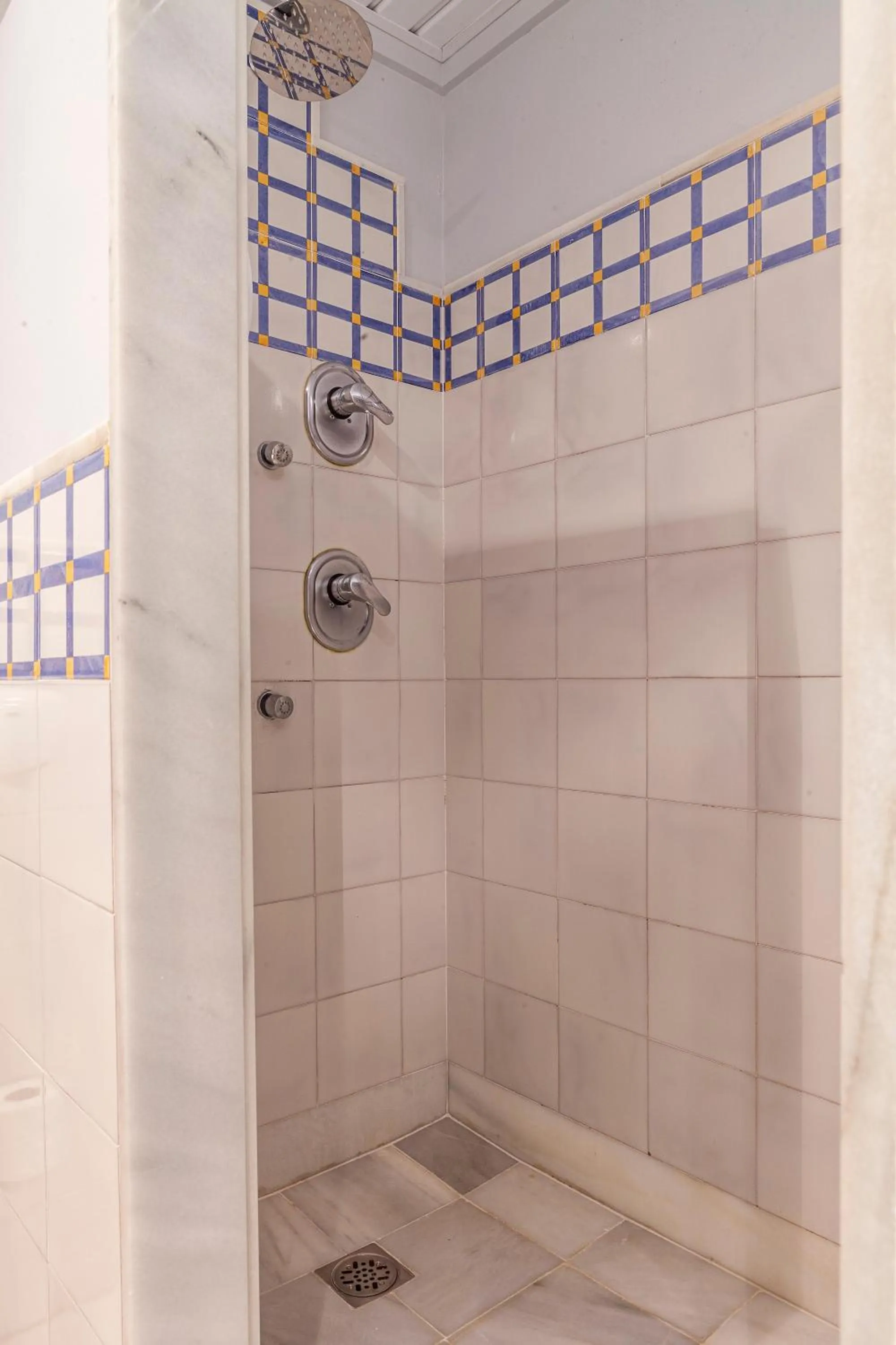 Shower in Playa de la Luz