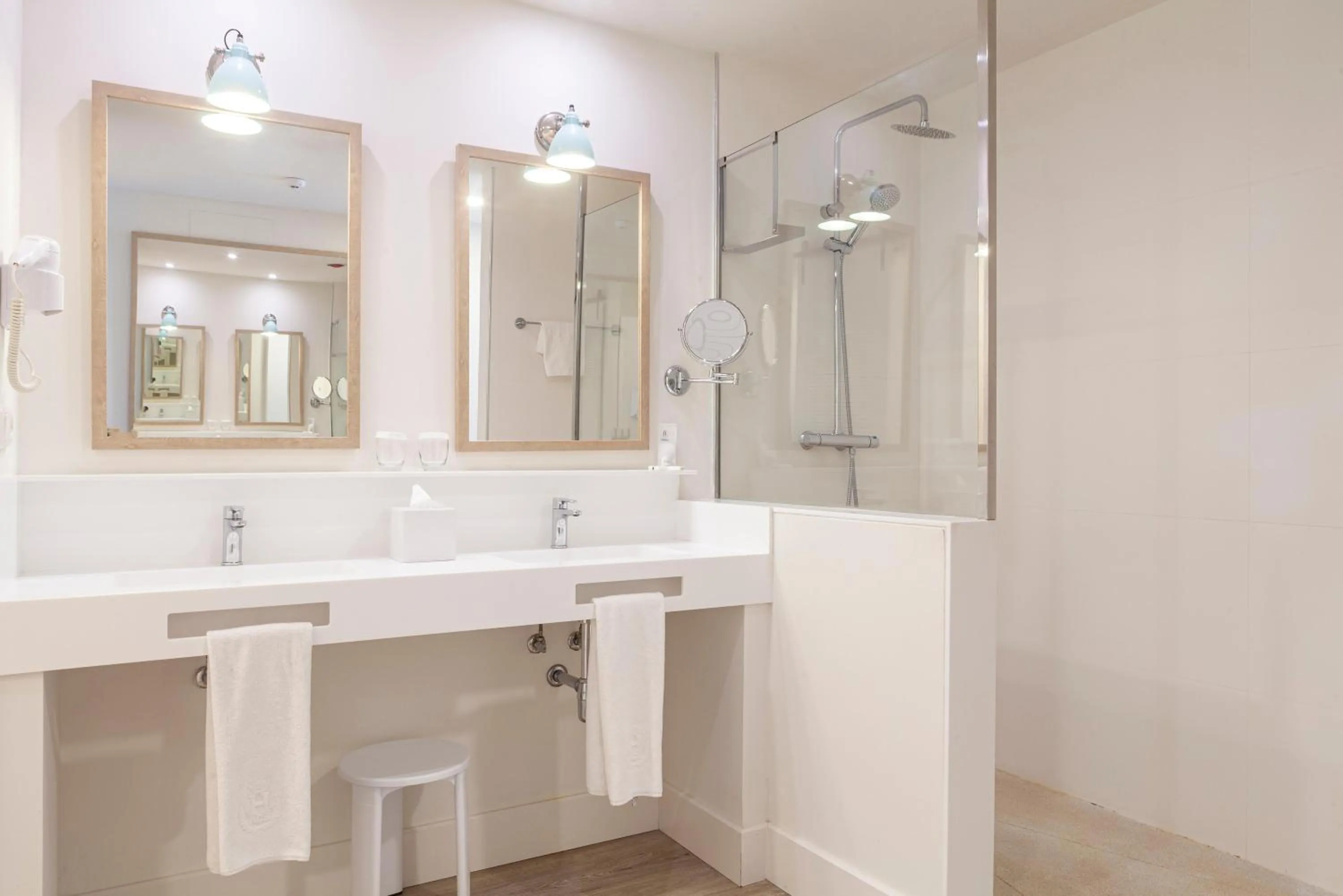 Shower in Playa de la Luz