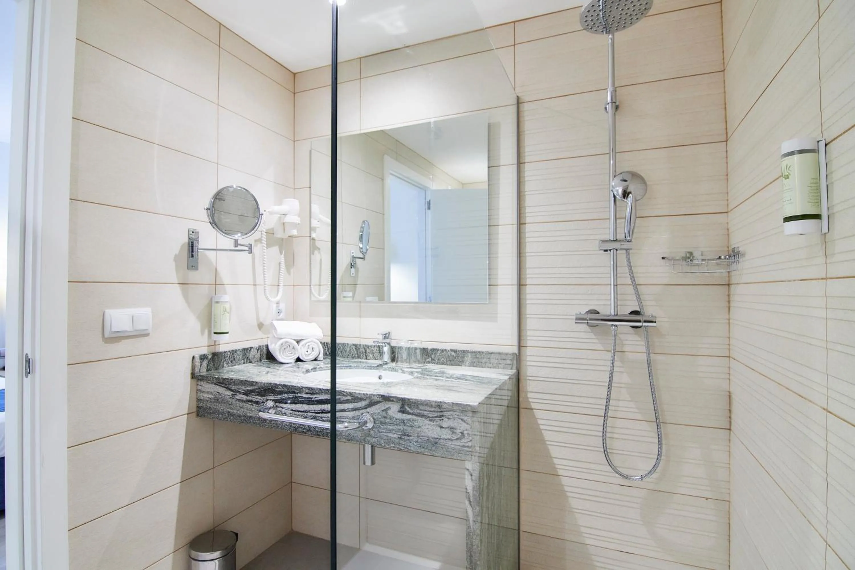 Shower in Los Geranios