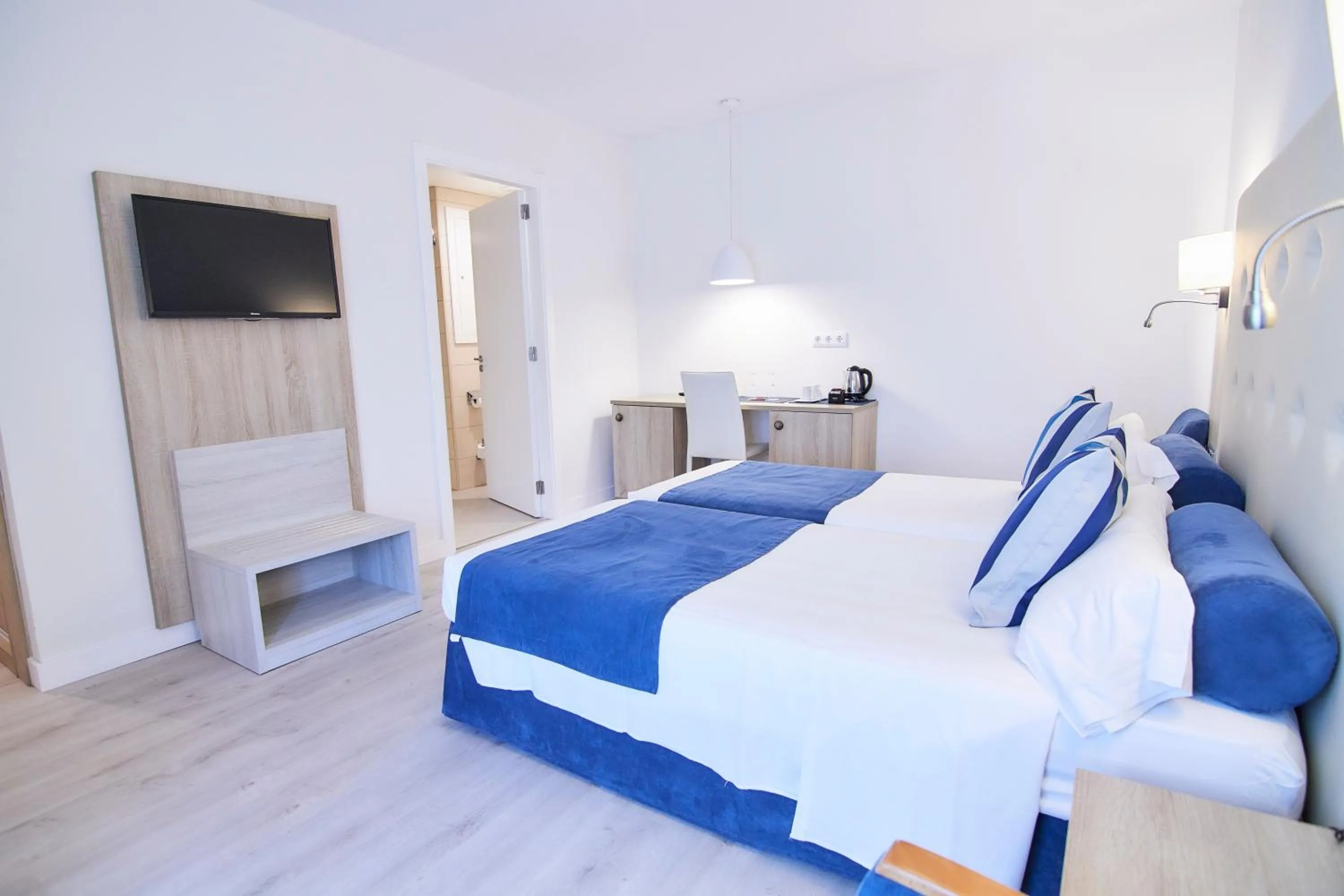 TV and multimedia, Bed in Los Geranios