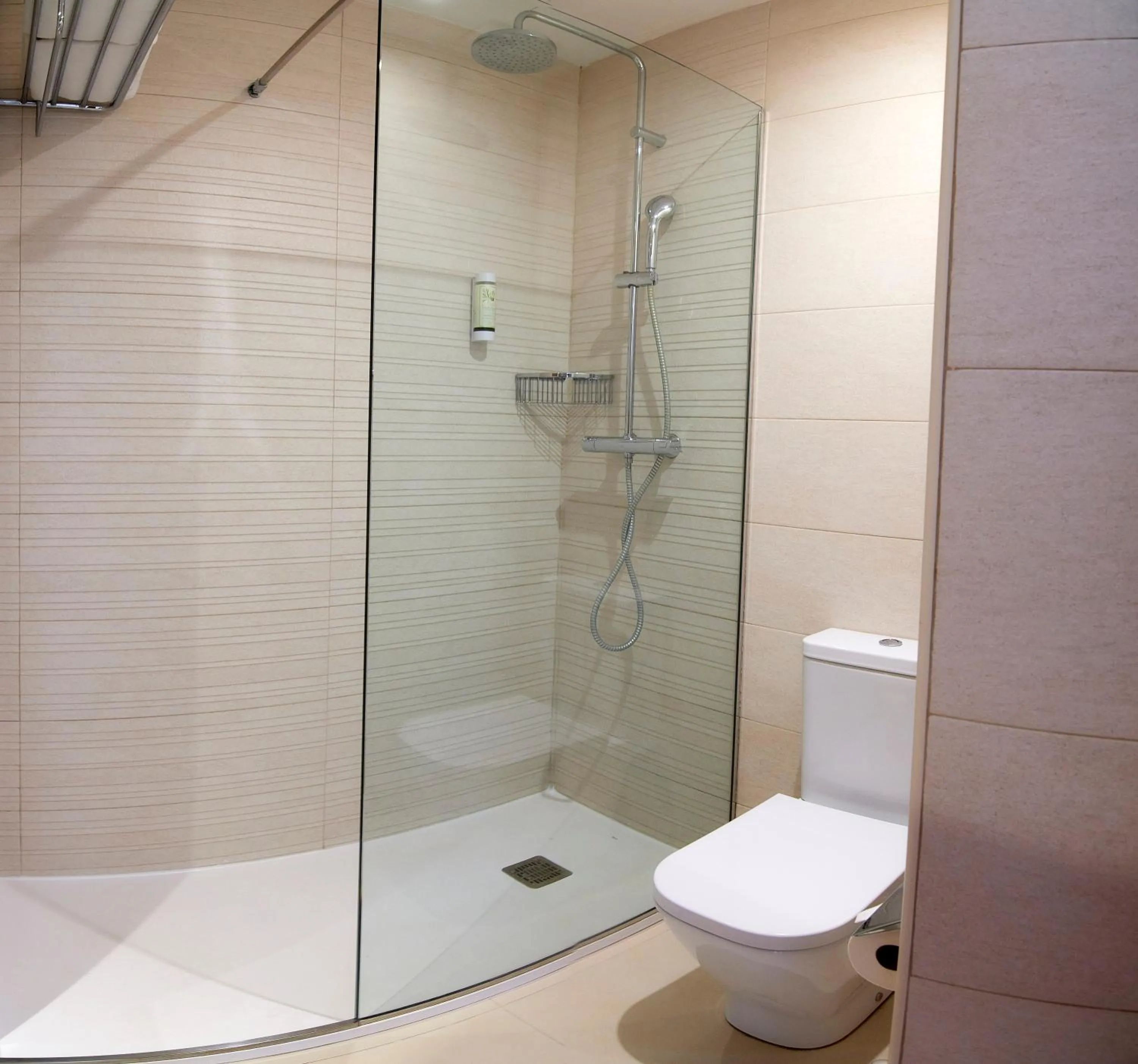 Shower in Los Geranios