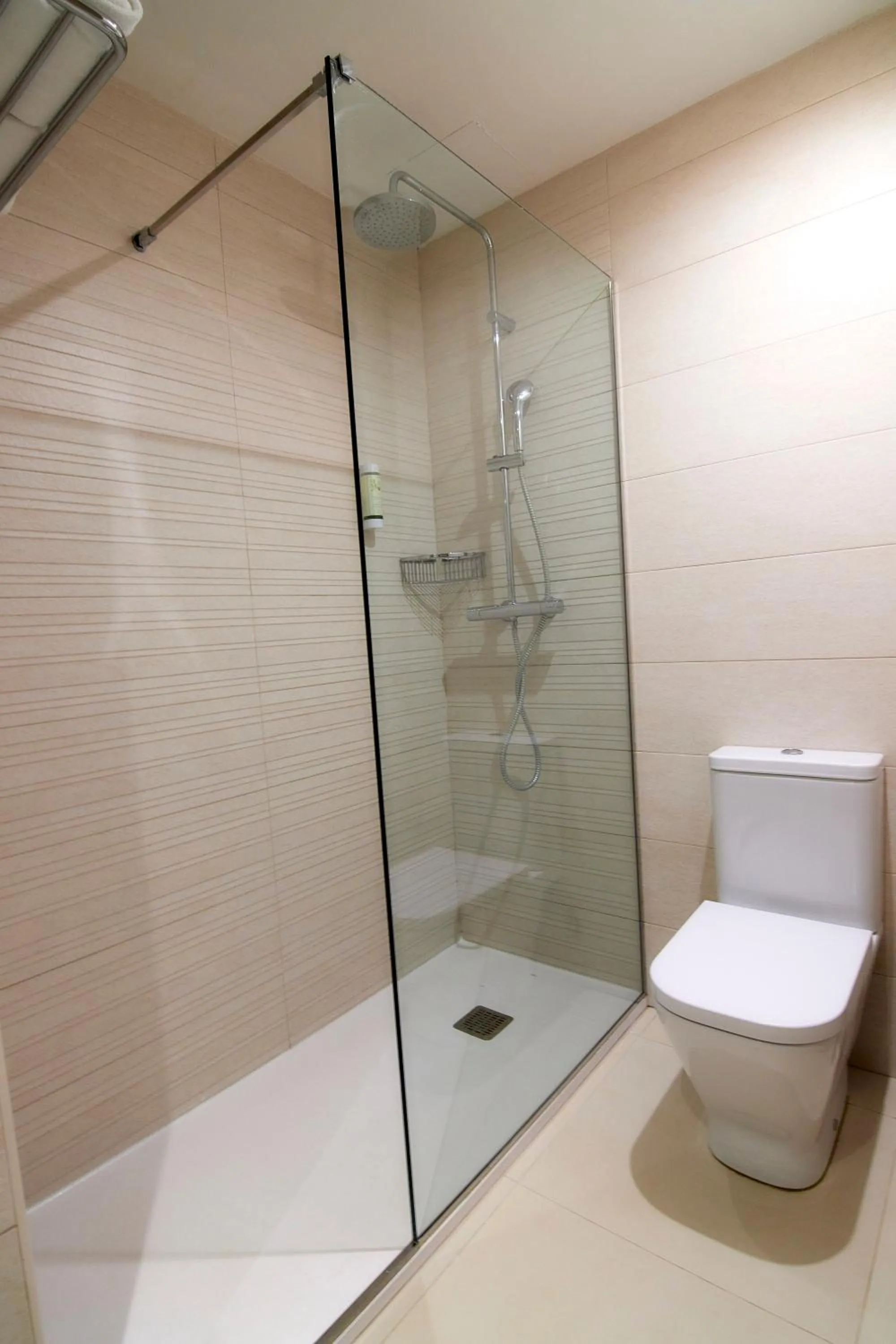 Shower in Los Geranios