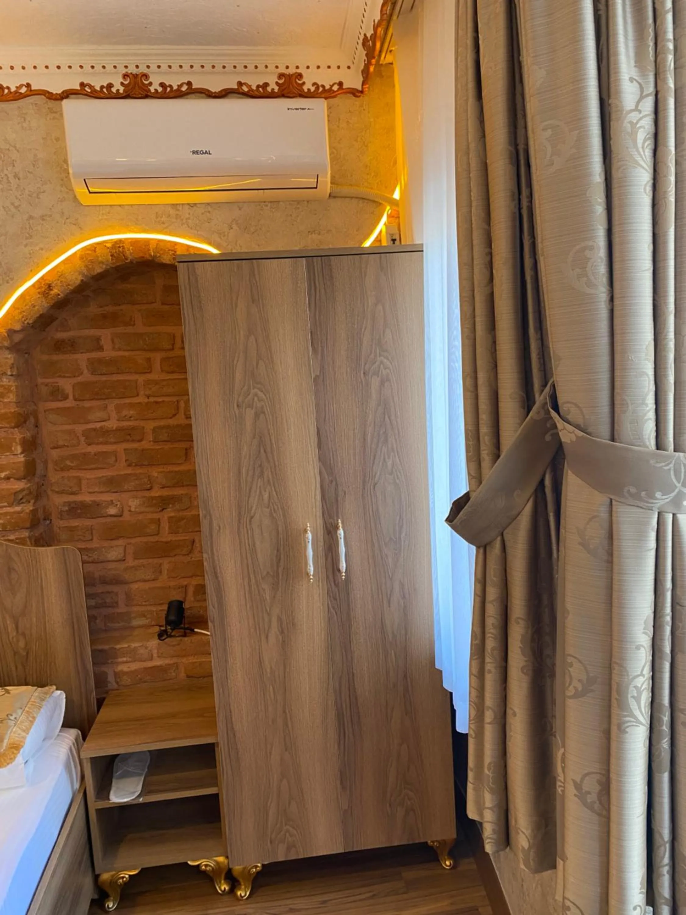 hair dresser, Bed in GOLDEN ARROW OLD CİTY HOTEL