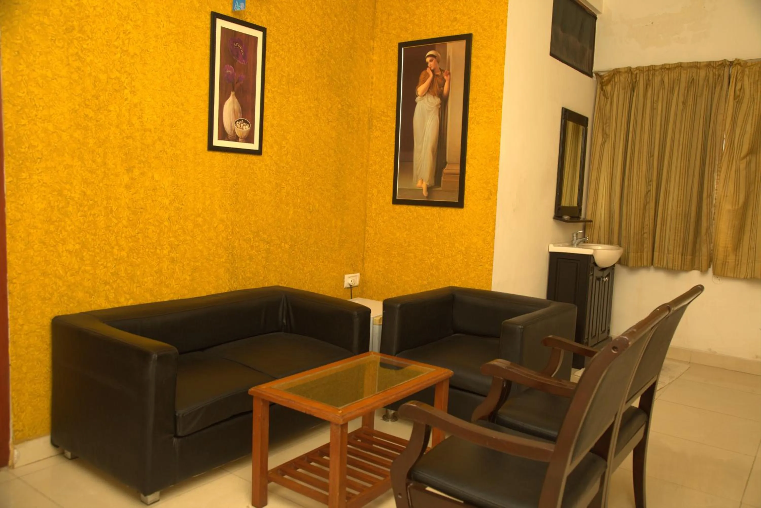 Living room in Kings Hotel Egmore