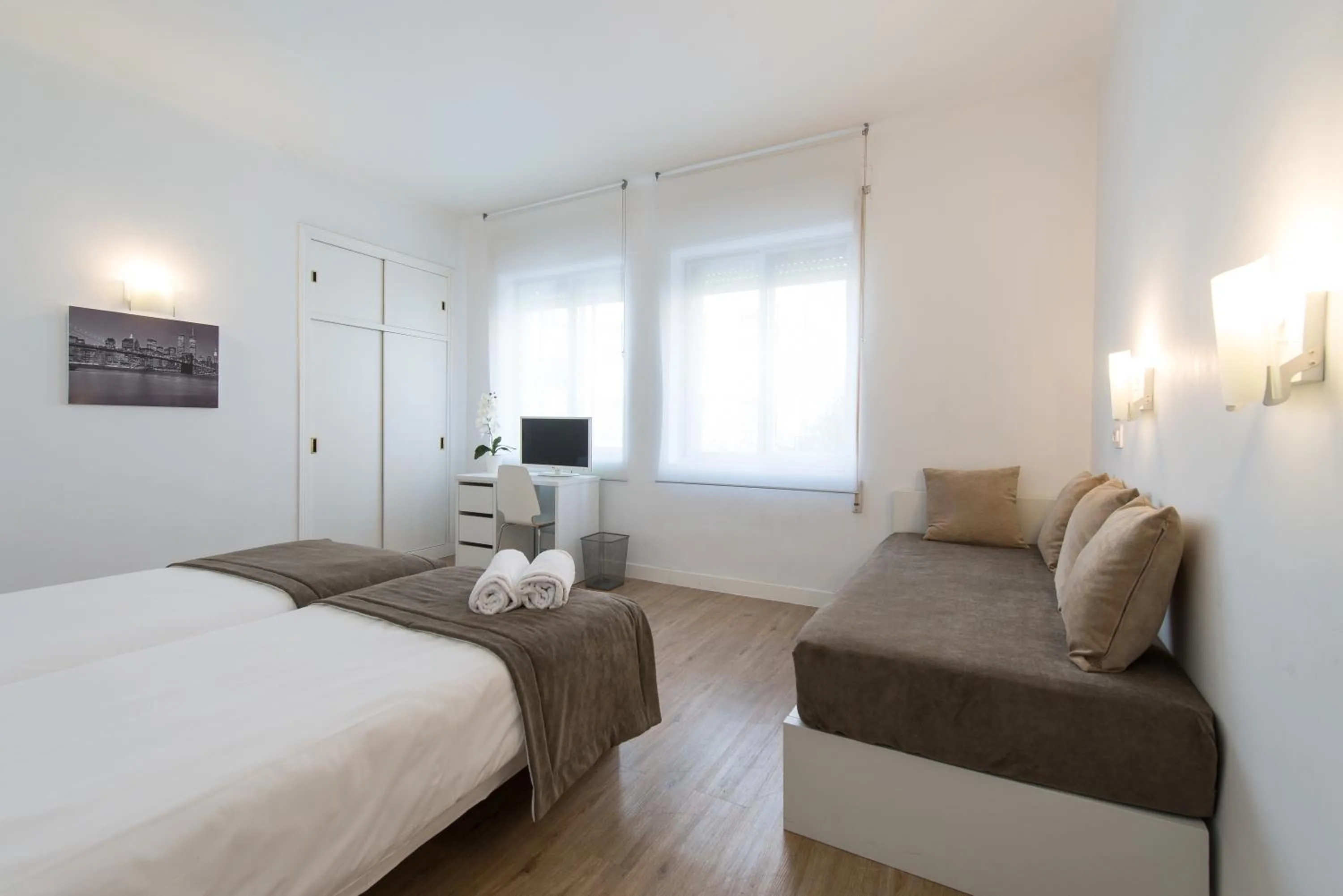 Photo of the whole room, Bed in NeoMagna Madrid