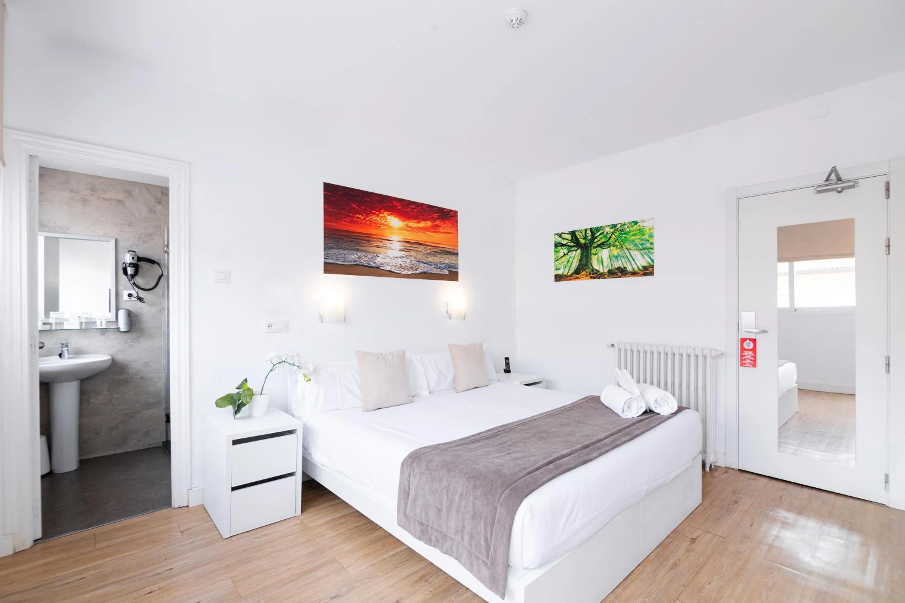 Photo of the whole room, Bed in NeoMagna Madrid