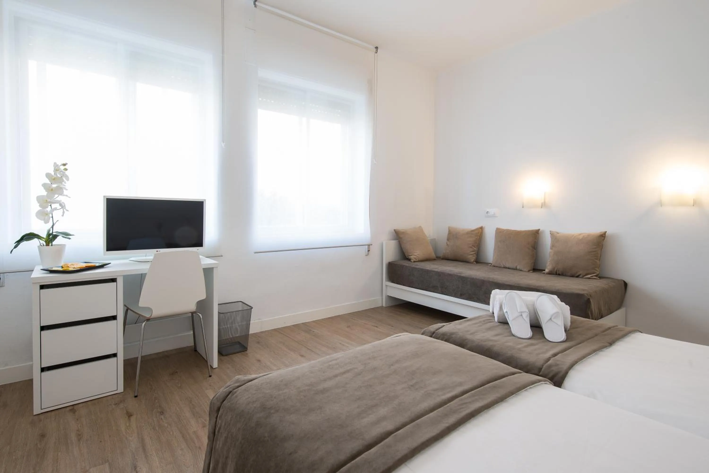 Photo of the whole room, Bed in NeoMagna Madrid