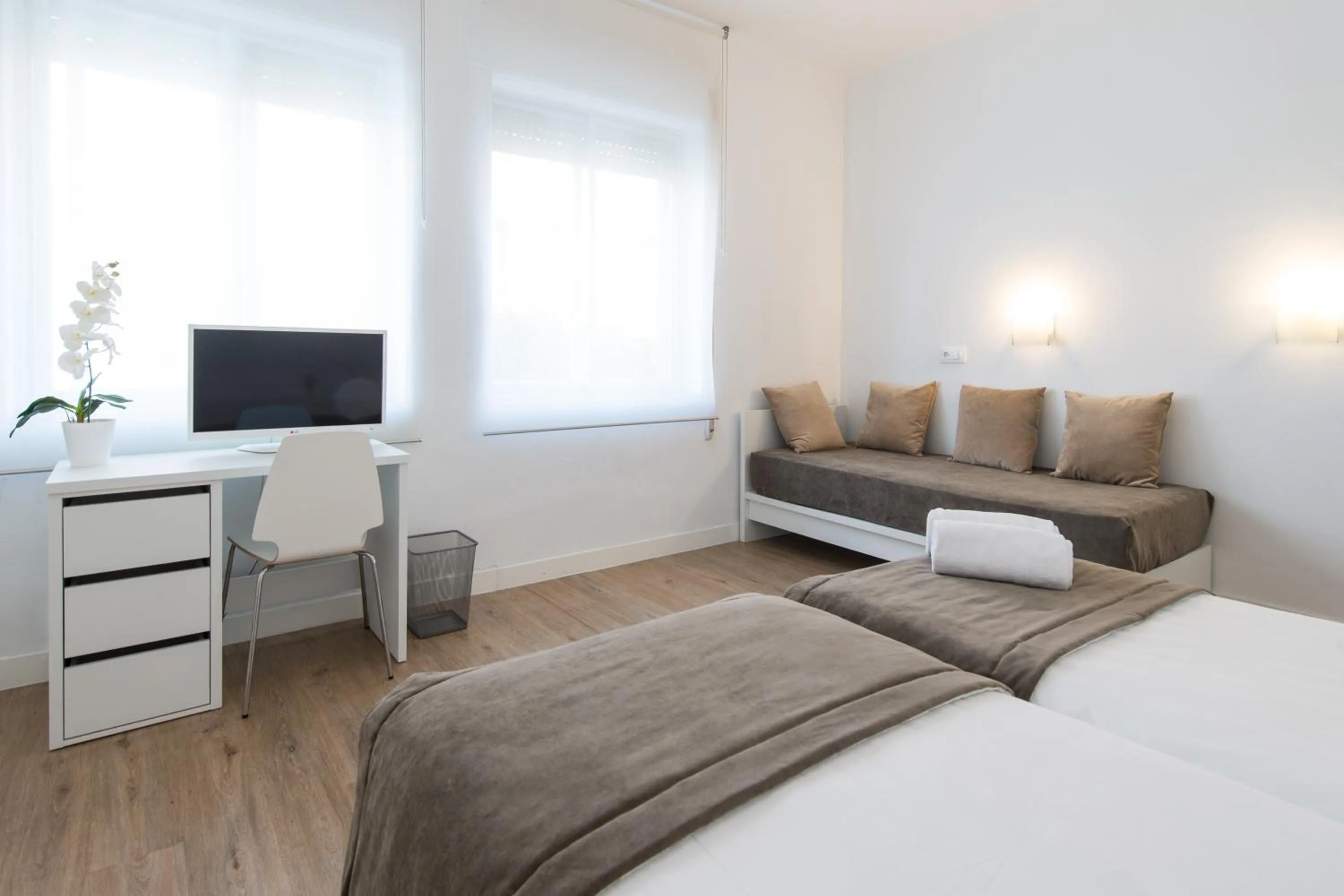 Photo of the whole room, Bed in NeoMagna Madrid