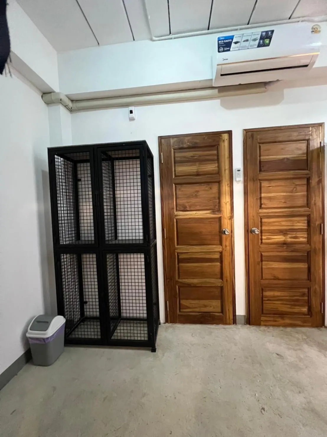 wardrobe in Revolution Hostel Pai