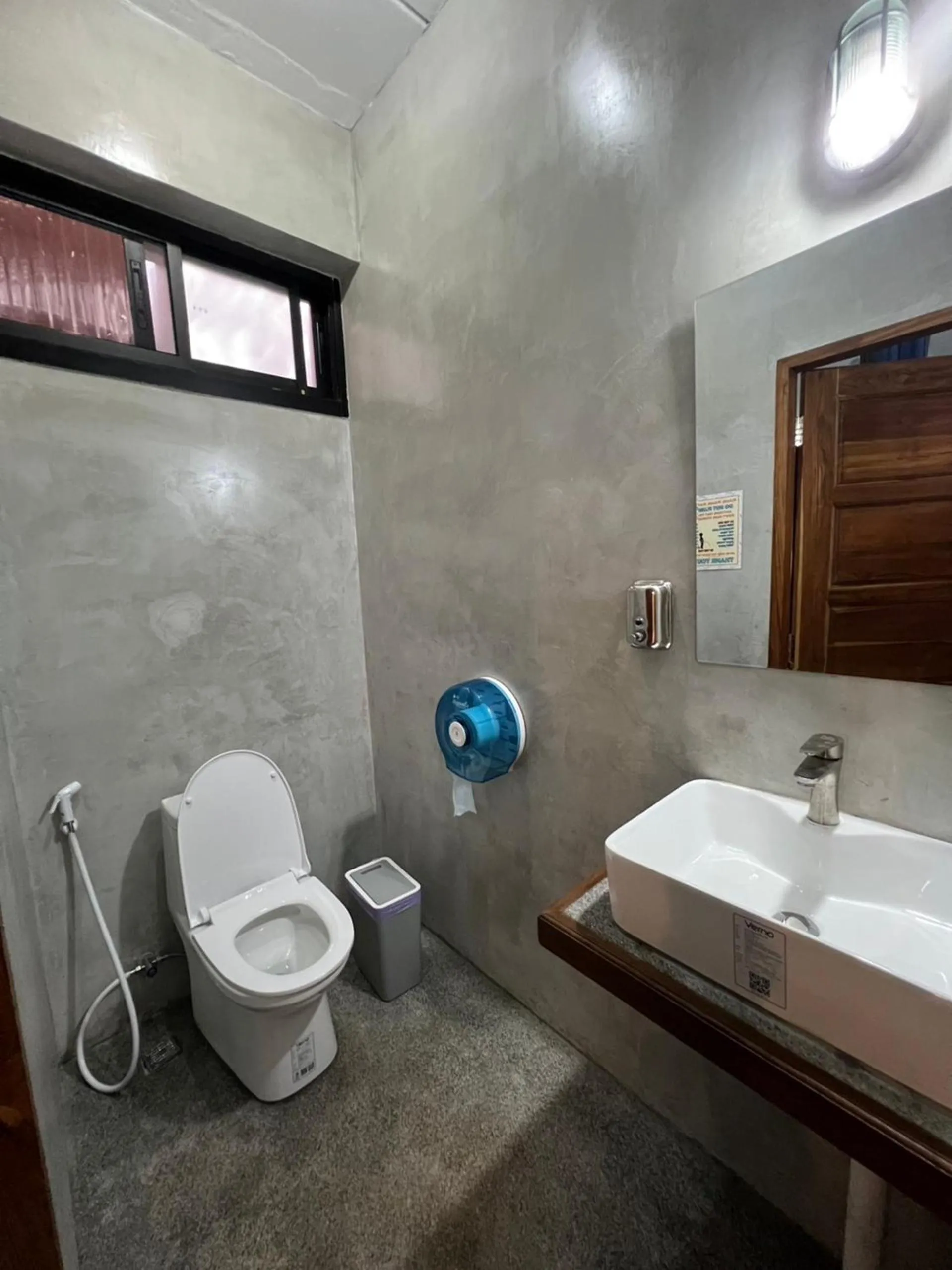 Toilet in Revolution Hostel Pai