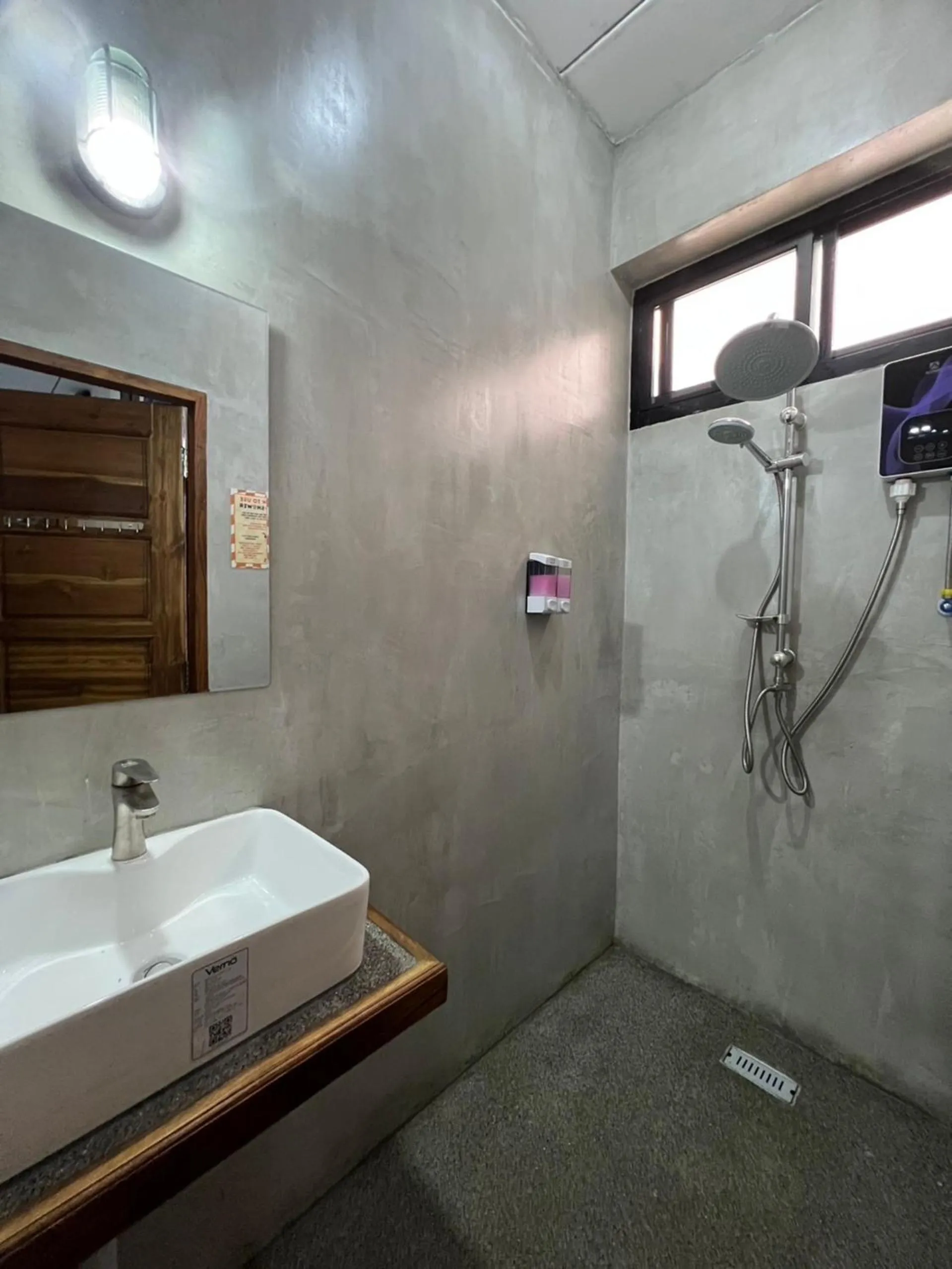 Shower in Revolution Hostel Pai